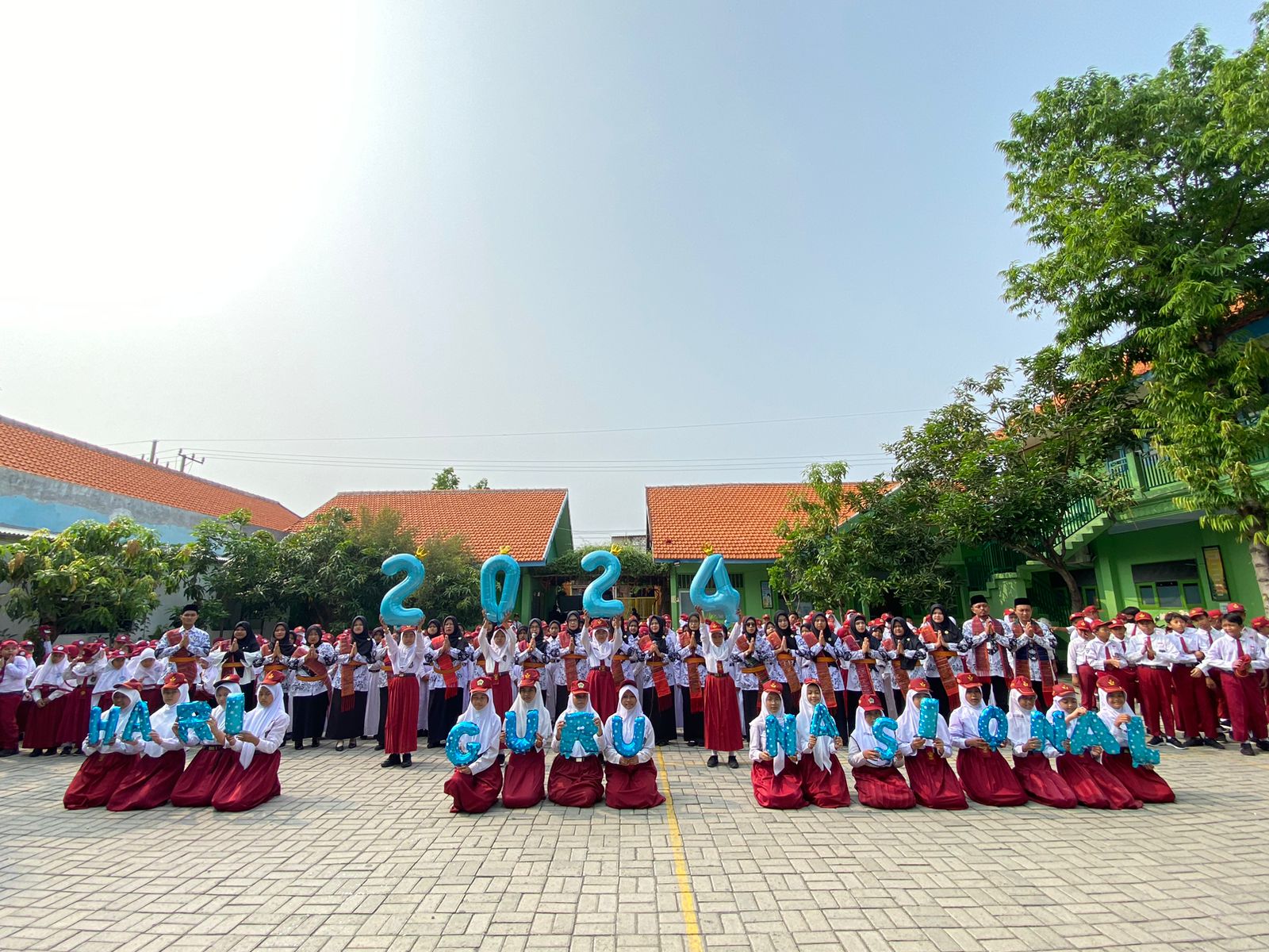 TANPA TANDA JASA: Keluarga besar UPT SD Negeri 16 Gresik  mengadakan upacara bersama yang dihadiri guru aktif, guru purna dan alumni sekolah.