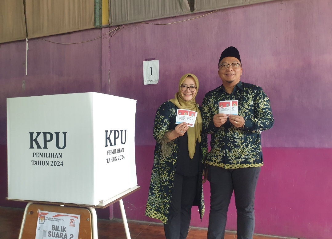 PILKADA 2024: Cawabup Gresik dr Asluchul Alif didampingi istri saat menggunakan hak pilihnya di TPS 8, Desa Sembayat, Kecamatan Manyar.