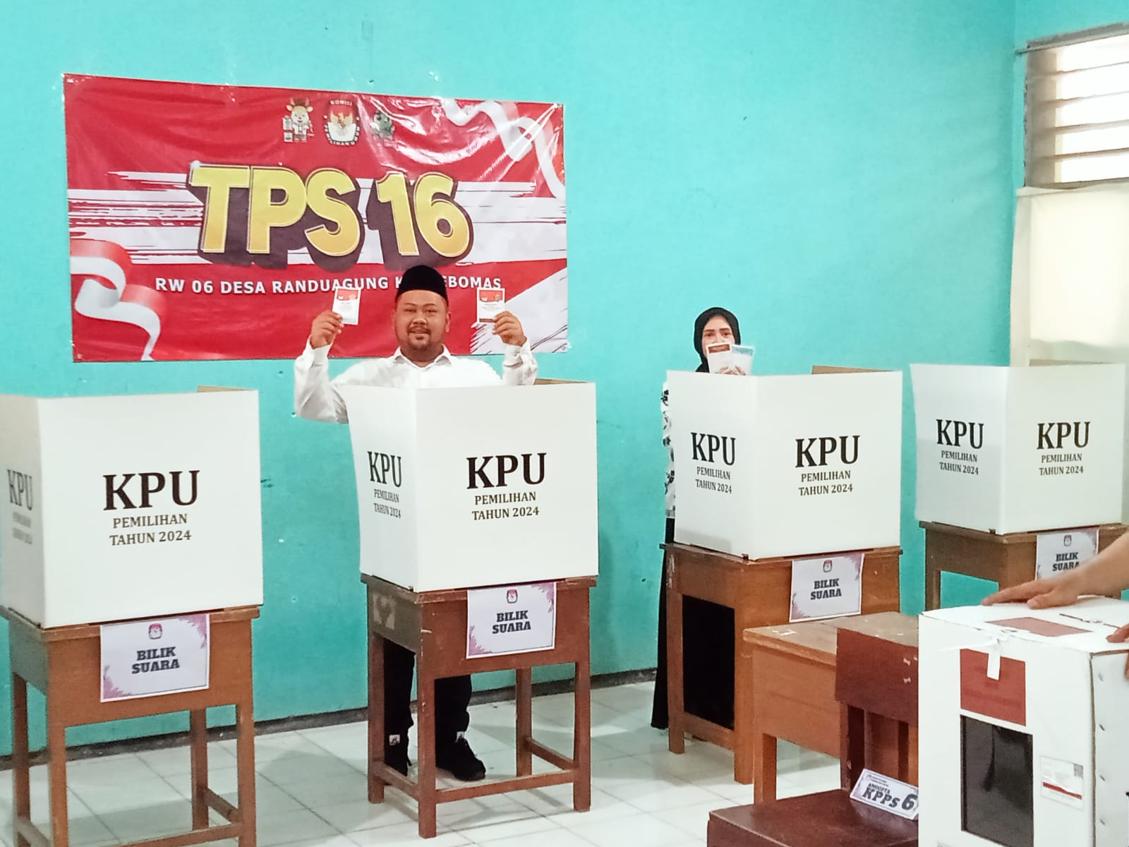 PILKADA 2024: Cabup Gresik Fandi Akhmad Yani beserta istri saat menggunakan hak pilihnya di TPS 16, Randuagung.