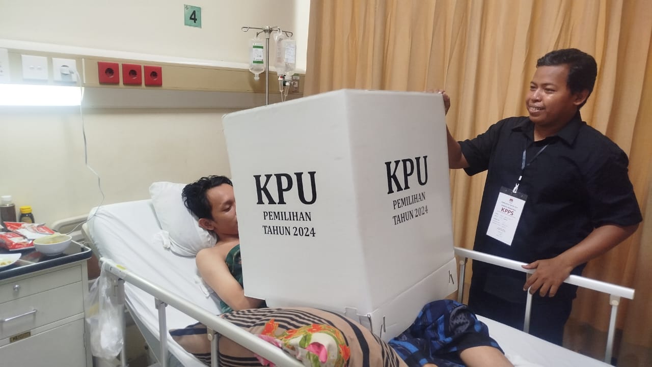 Aliyul Fikri, seorang warga Gresik yang sedang sakit dan tidak dapat datang langsung ke Tempat Pemungutan Suara (TPS) didatangi petugas KPPS