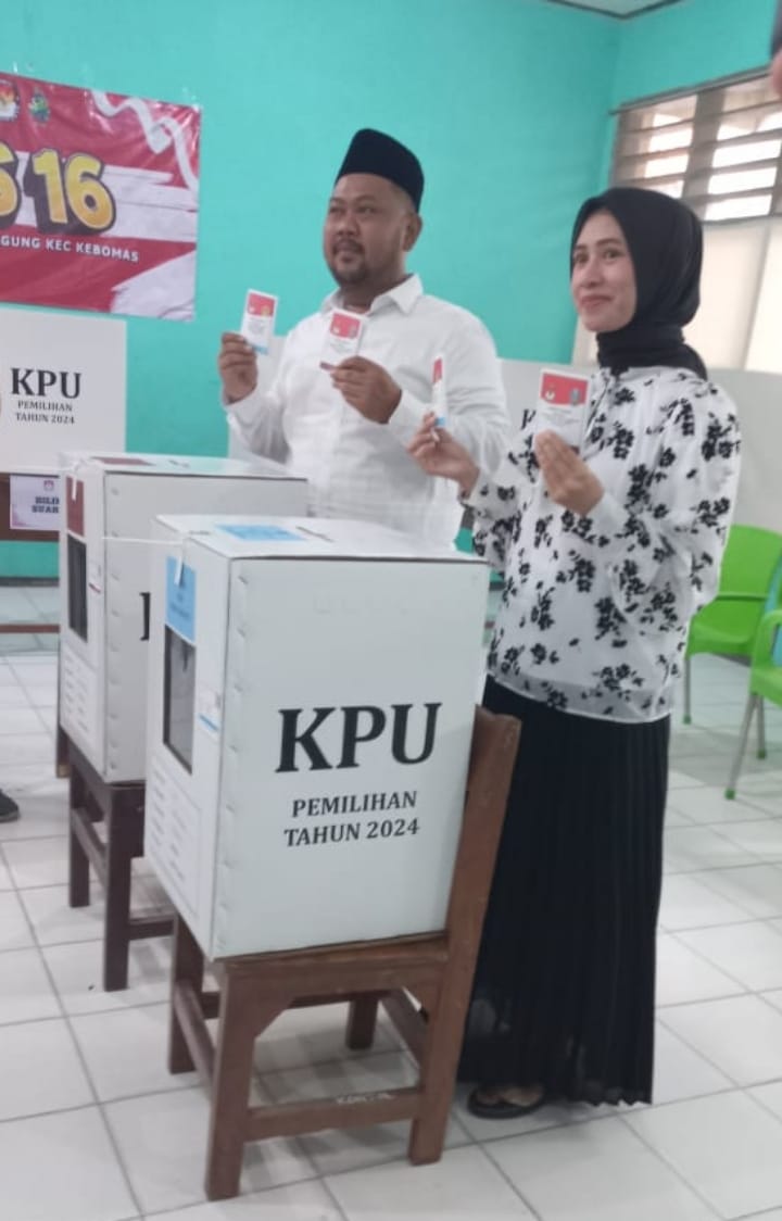 alon Bupati Gresik Fandi Akhmad Yani, bersama istrinya, Nurul Haromaini, terlihat hadir di TPS tersebut untuk menyalurkan hak pilih mereka.