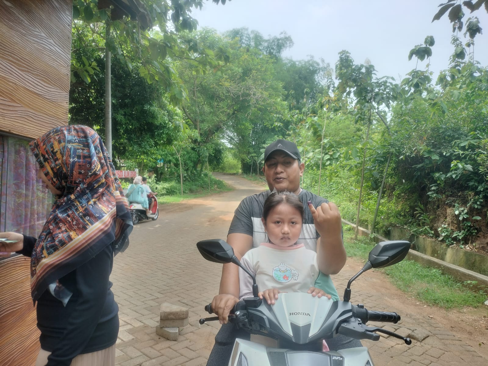 GRATIS : Bagi warga di Kecmatan Ujungpangkah usai nyoblos bisa masuk ke tempat wisata Alam Gosari dengan gratis dengan menunjukan jari yang bertinta usai nyoblos.