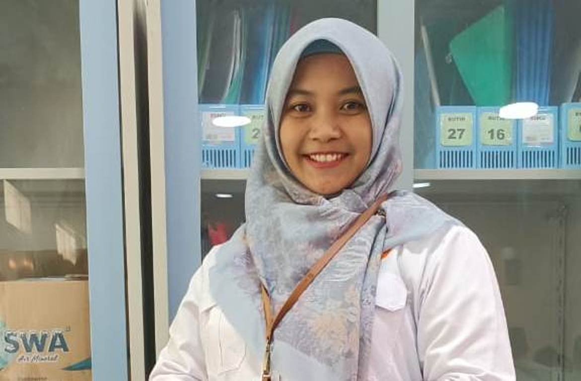 Gresiana Khoirotul Badriyah, S.Pd.,, Guru SMK Semen Gresik