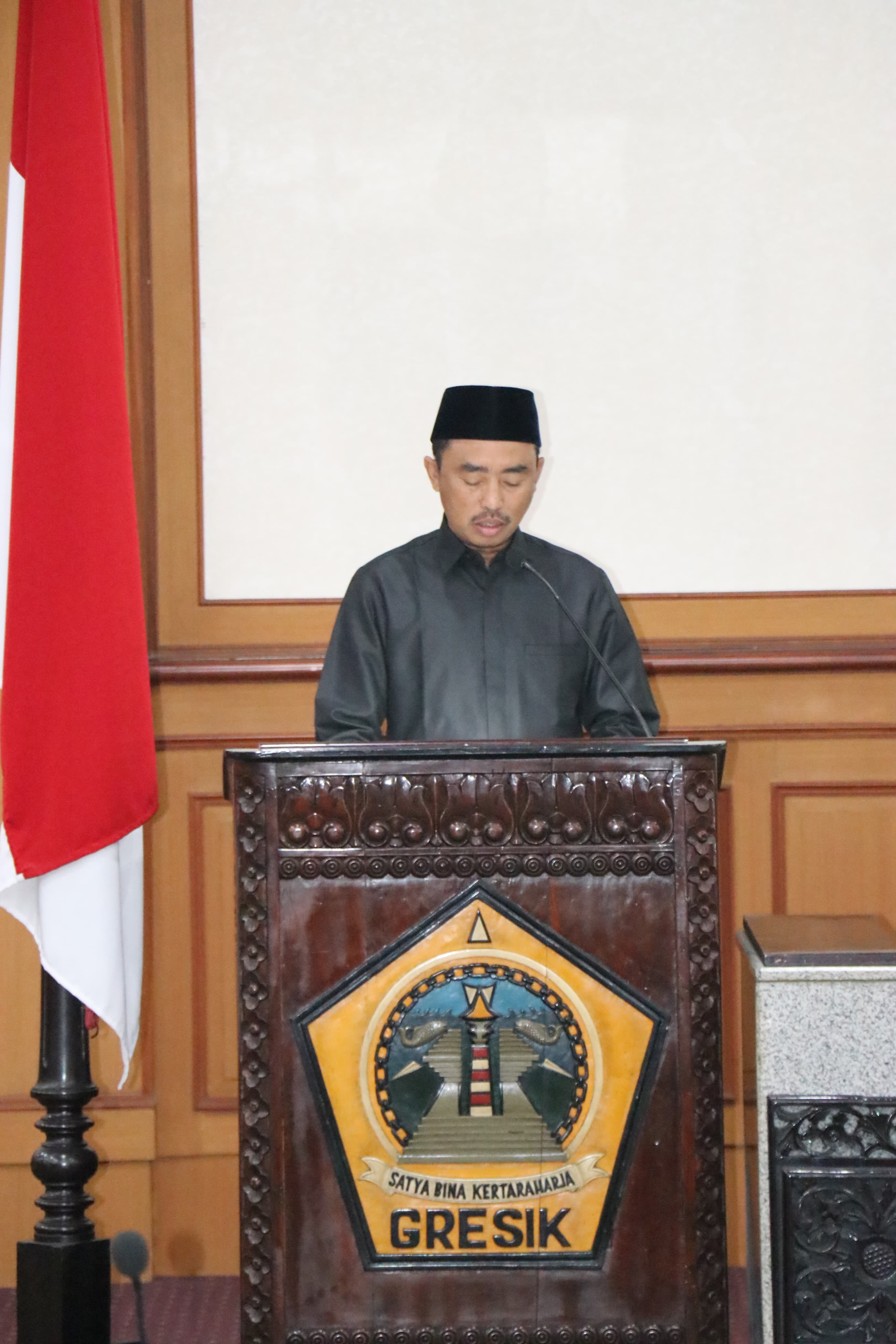 PENETAPAN: Ketua Bapemperda DPRD Gresik Khoirul Huda saat menyampaikam 12 judul ranperda pada rapat paripurna penetapan propemperda 2025.