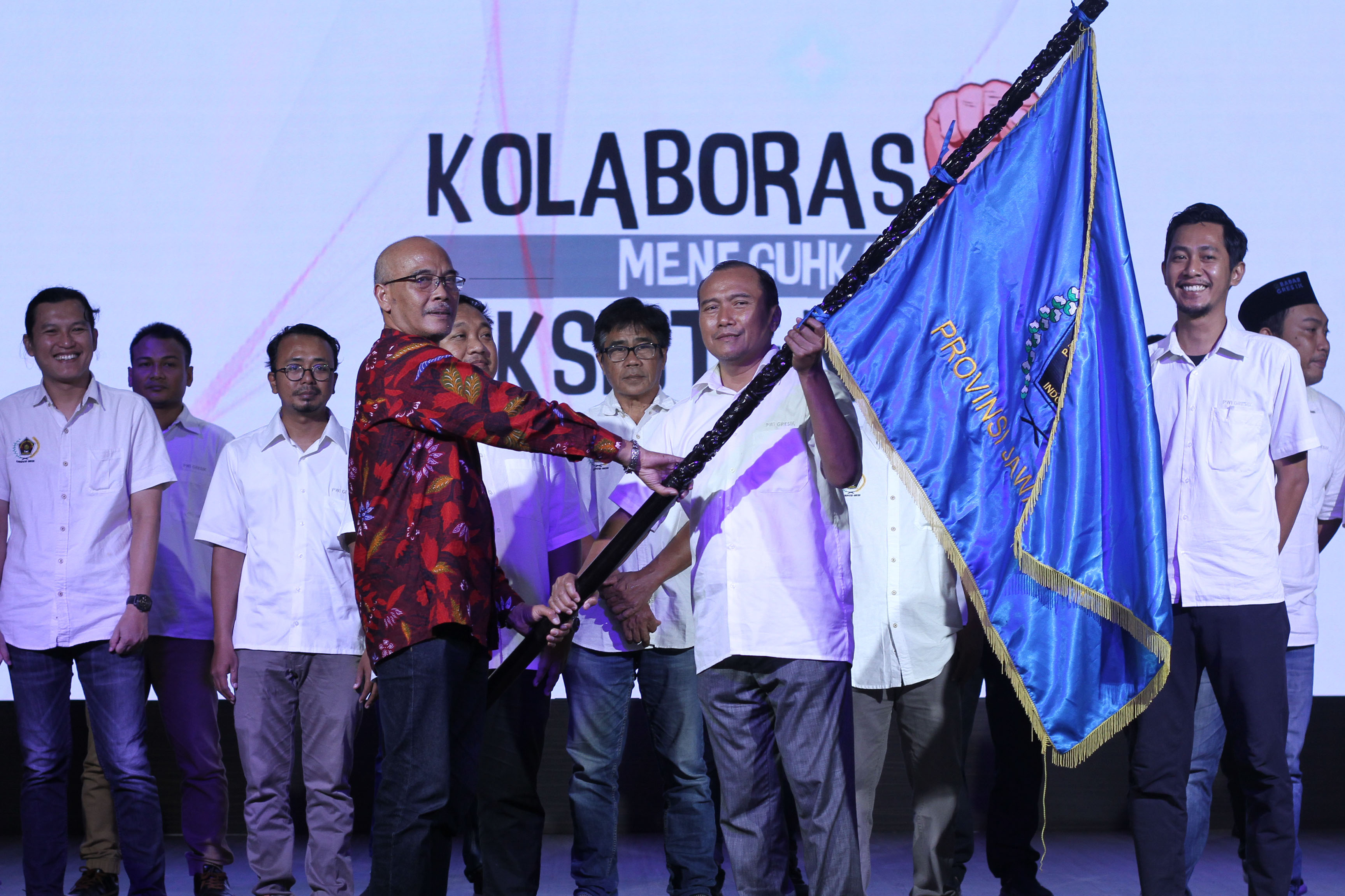 PELANTIKAN: Wakil Ketua Bidang Organisasi PWI Jawa Timur, Mahmud Suhermono saat melantik pengurus PWI Gresik periode 2024-2027.