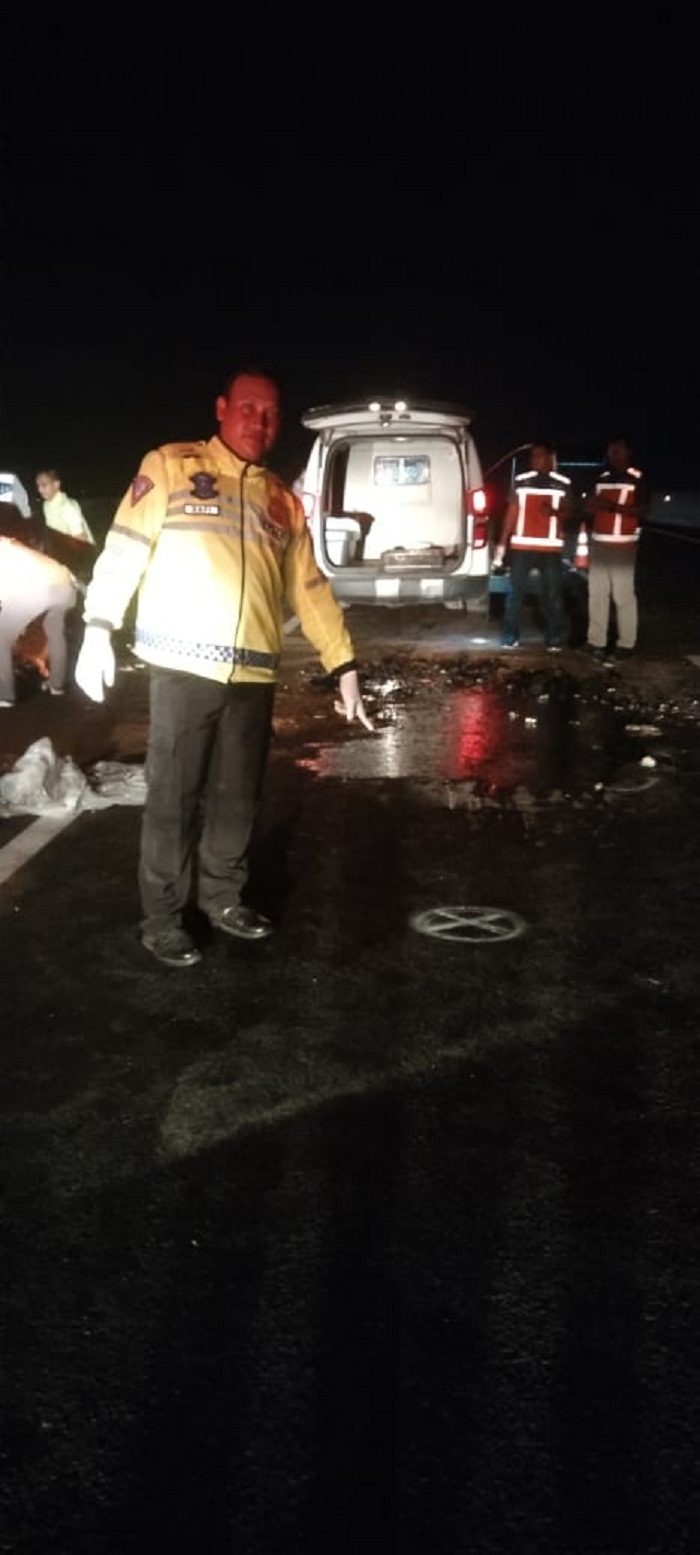 OLAH TKP: Anggota unit laka Satlantas Polres Gresik saat melakukan oleh TKP kecelakaan di Jalan Tol KLBM KM 24 + 100 B, Desa Jono, Kecamatan Cerme, Kabupaten Gresik.