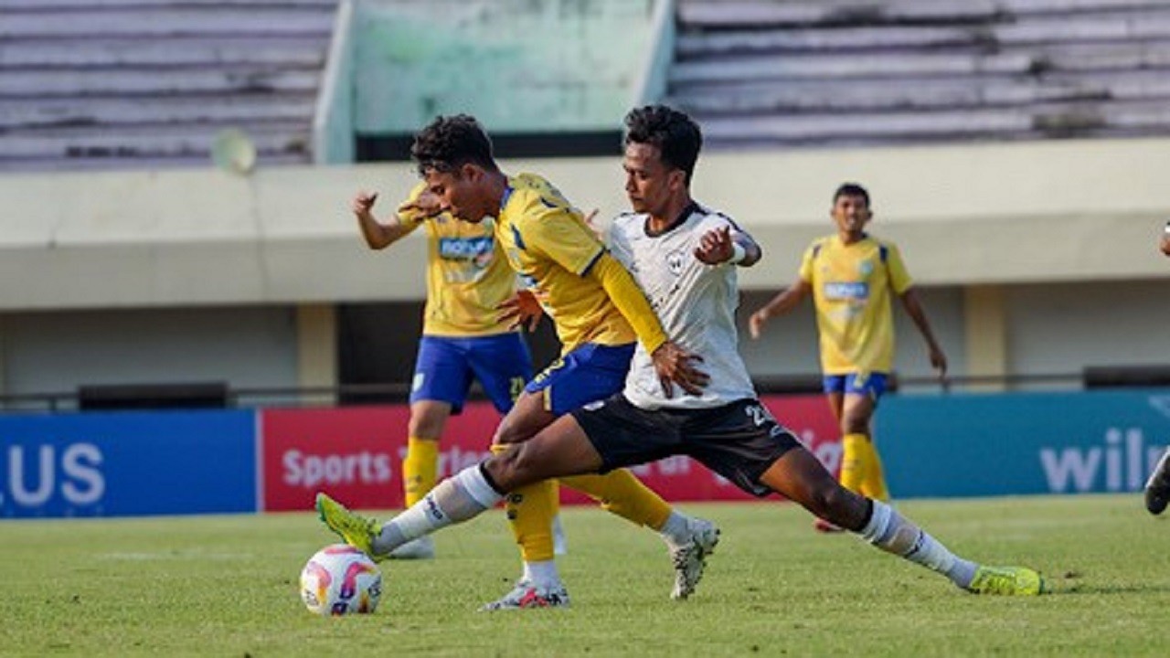 KERJA KERAS: Gresik United mencoret delapan pemain yang tak masuk skema pelatih Djajang Nurdjaman.