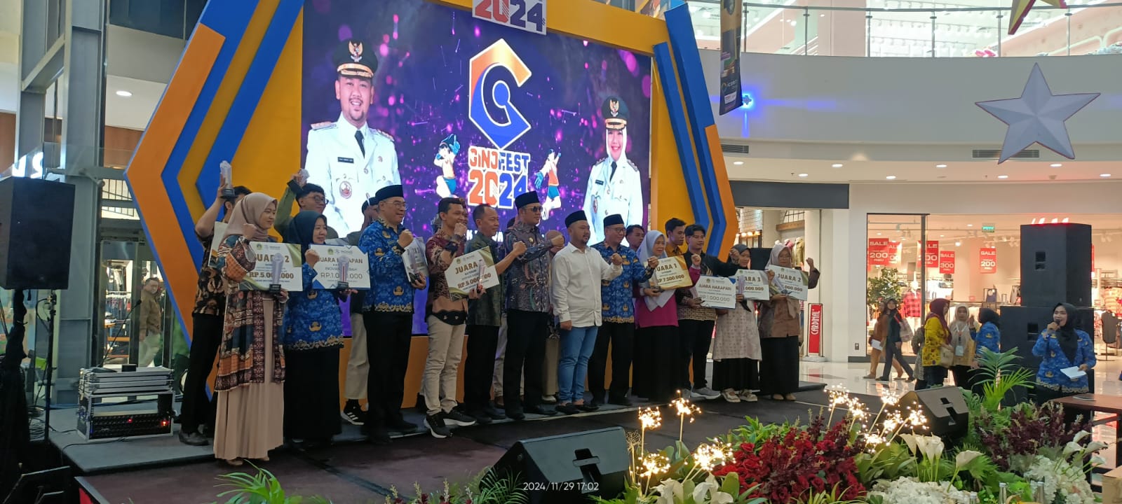 INOVATIF: Bupati Gresik, Fandi Akhmad Yani berfoto bersama para pemenang yang sudah berinovasi dalam berbagai bidang saat Ginofest 2024.