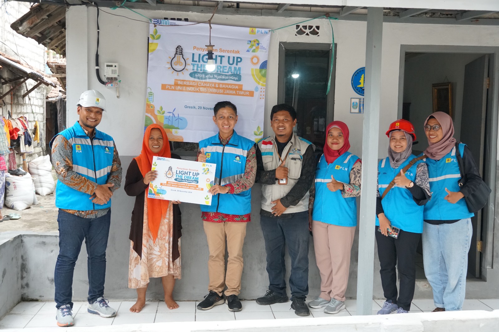 Bangga : Senyum Senipah di Desa Metatu: Kini Mimpi Memiliki Listrik Sendiri Terwujud Berkat Program Light Up The Dream dari PLN.