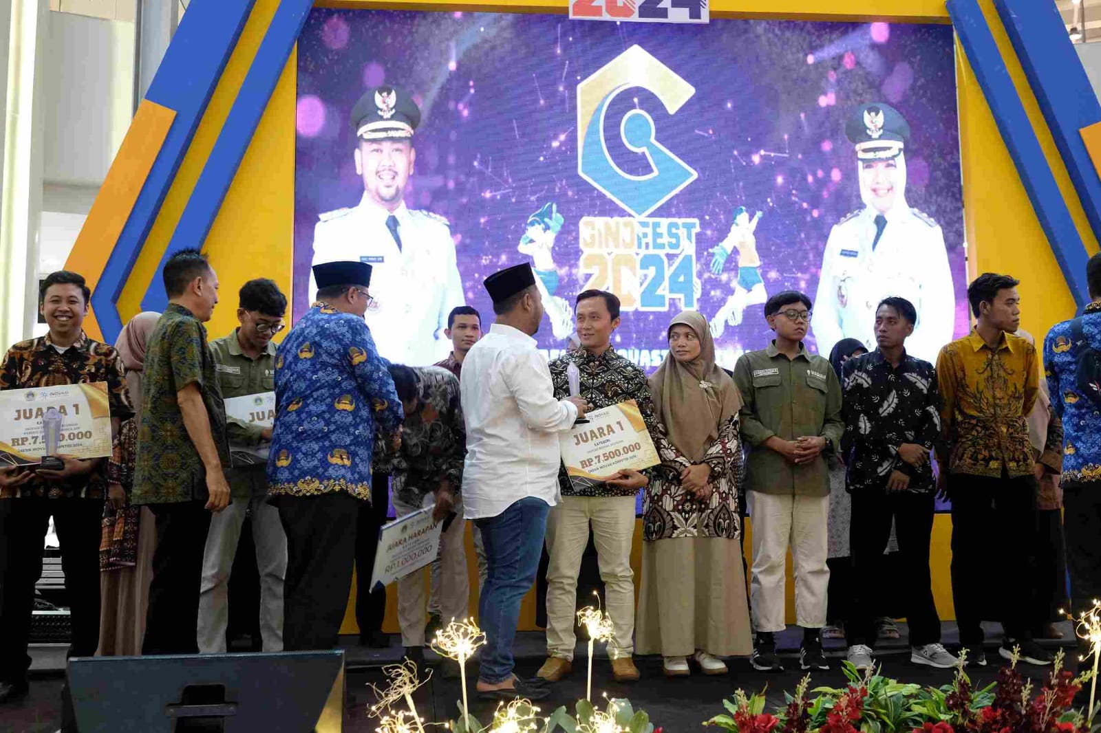 SABET BERBAGAI KATEGORI JUARA : berbagai kategori Penghargaan yang diraih oleh UMG diberikan langsung oleh Bupati Gresik sebagai sebuah apresiasi dalam kontribusi Gresik Berinovasi