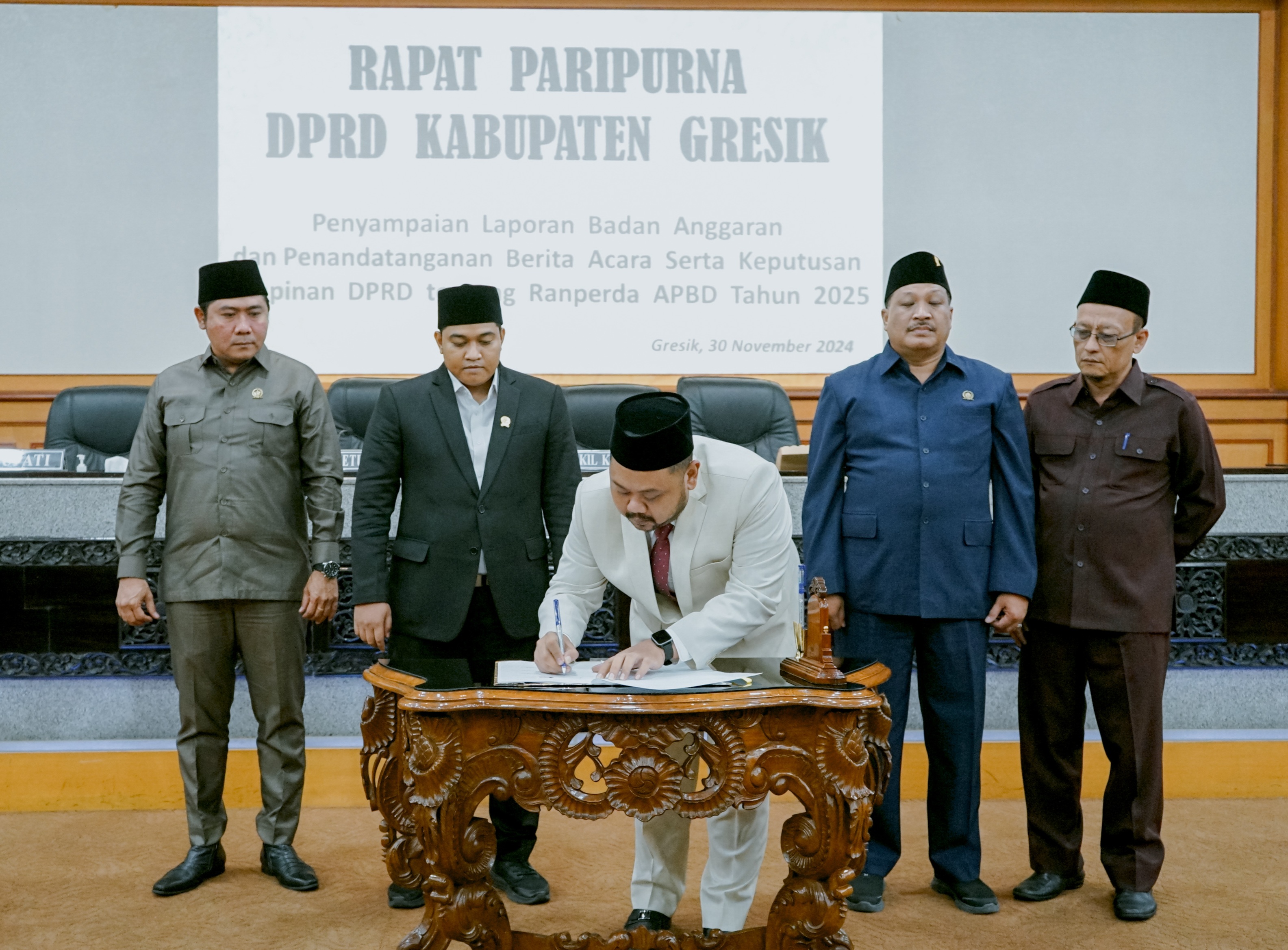 DIGEDOK: Bupati bersama Pimpinan DPRD Gresik saat menandatangani APBD 2025.