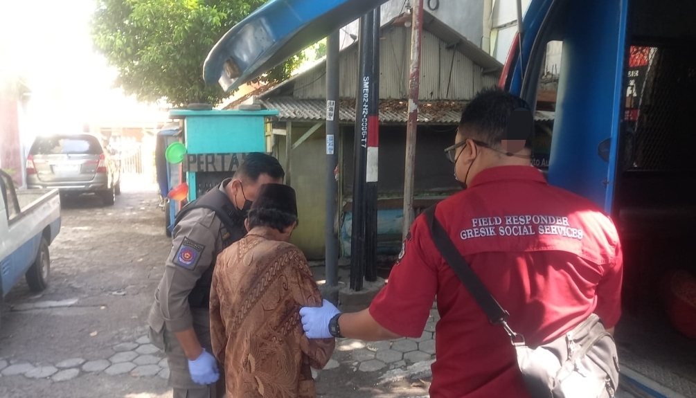 ODGJ: Petugas gabungan Dinsos dan Satpol PP Gresik saat mengamankan ODGJ yang sempat viral lantaran naik ke atas patung gajah mungkur.