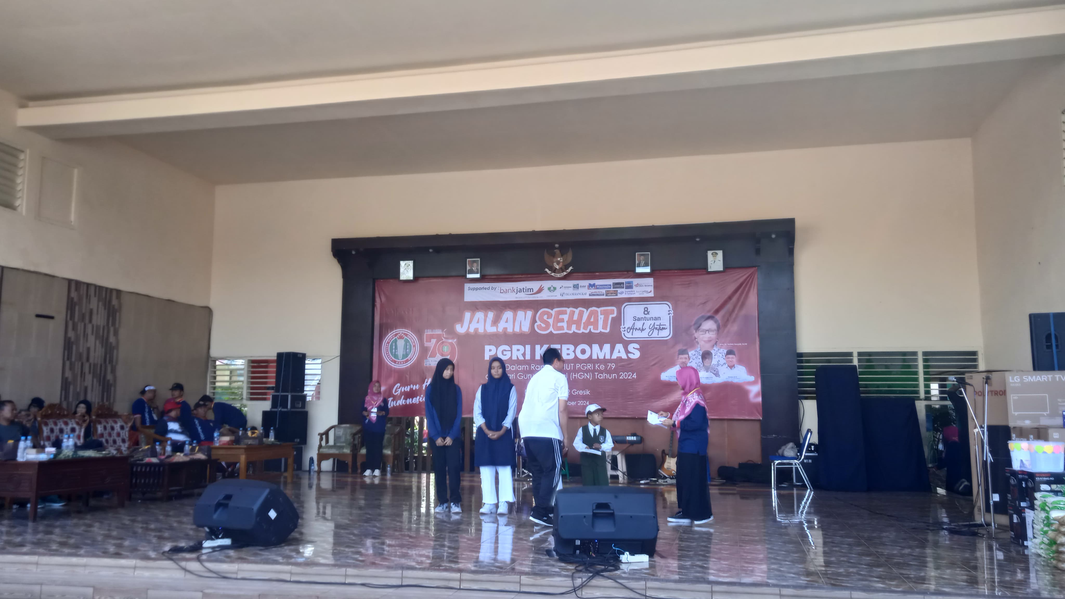 PERINGATAN HARI GURU:&nbsp; Suasana penuh semangat dan keakraban menyelimuti halaman UPT SMPN 22 Gresik pada Sabtu (30/11). Persatuan Guru Republik Indonesia (PGRI) Kecamatan Kebomas menggelar acara