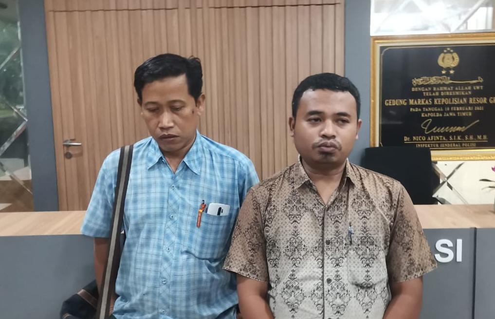 &nbsp;  BERUSAHA : Kuasa hukum tersangka Muhammad Fatkur Rozi dari Kantor Law Firm PnM saat memberikan keterangan kepada awak media terkait akan mengajukan penangguhan penahanan Abdul Halim di Mapolres