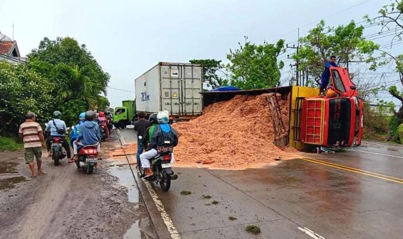 TERGULING : Sebuah truk terguling akibat kecelakaan yang mengakibatkan kemacetan di Jalan Raya Ambeng - ambeng, Desa Watangrejo, Kecamatan Duduksampeyan, Gresik.