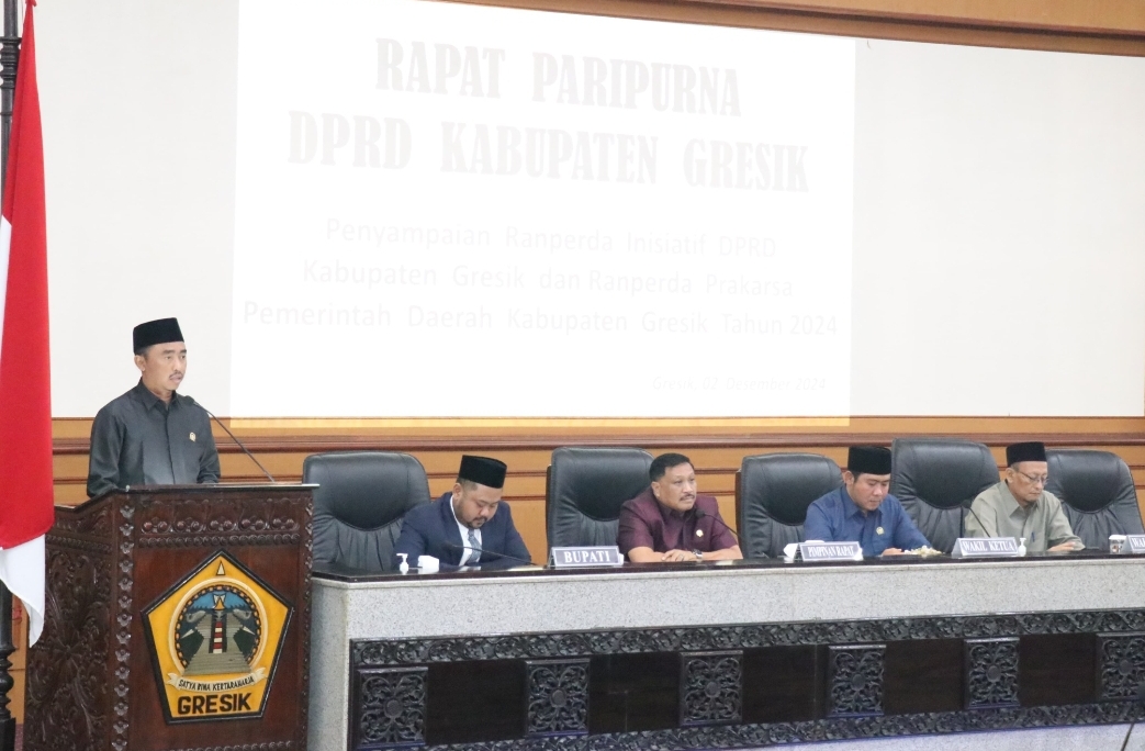 PARIPURNA: Ketua Bapemperda DPRD Gresik Khoirul Huda saat membacakan usulan Ranperda tahun 2024.