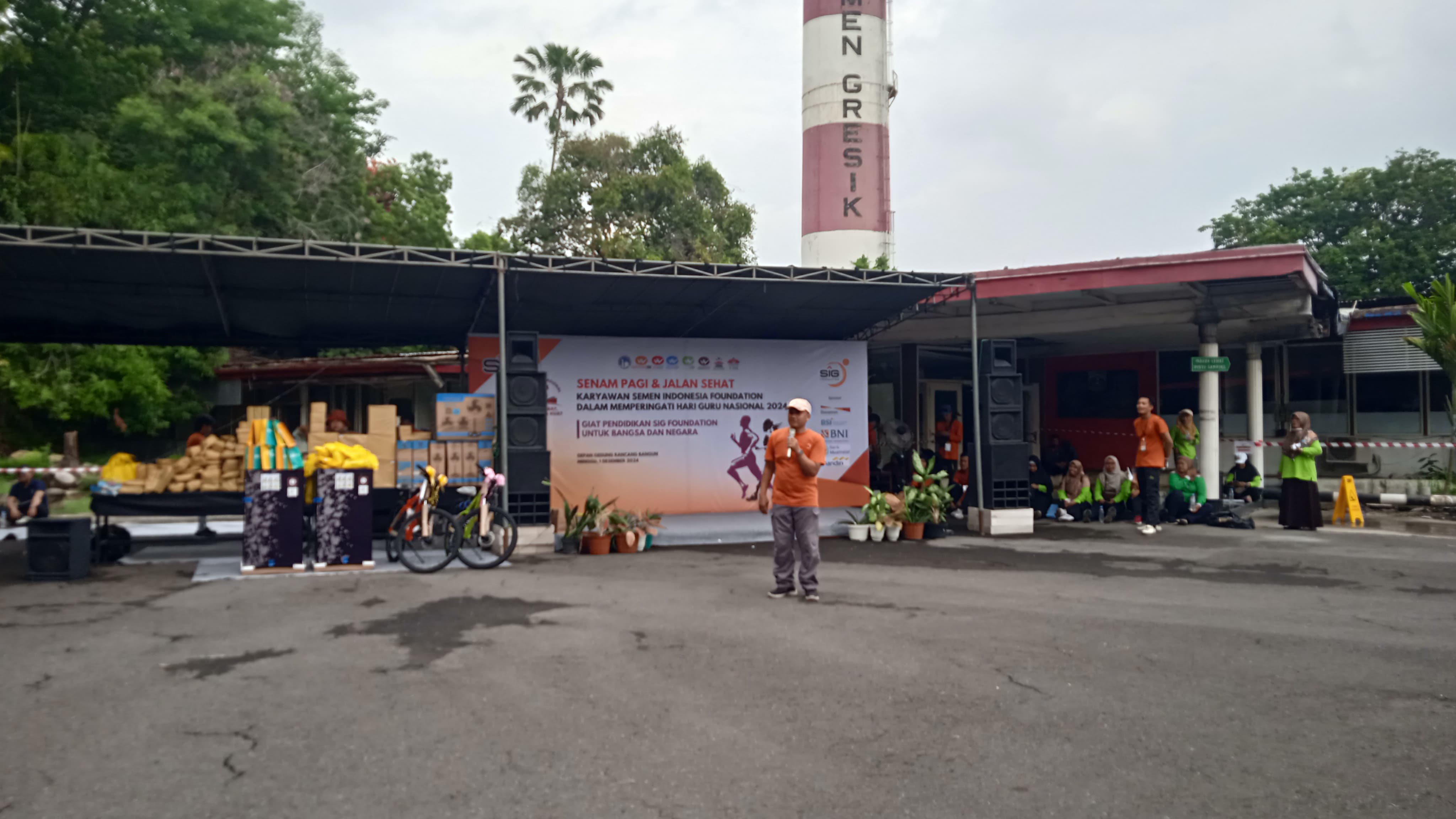 SAMBUTAN: Dalam rangka memperingati Hari Guru Nasional 2024, Semen Indonesia Foundation (SIF) menggelar acara Senam Pagi dan Jalan Sehat, Minggu (1/12).