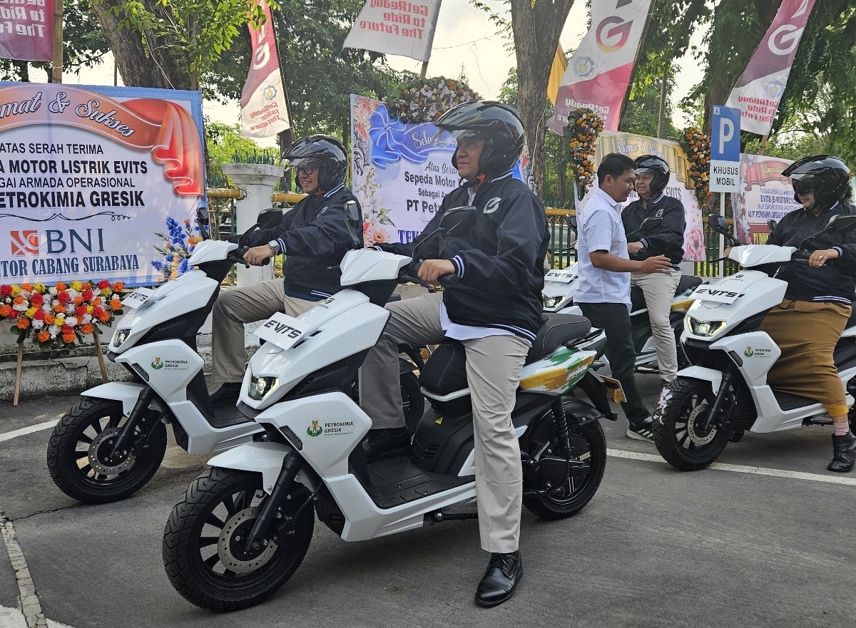 Dukung Keberlanjutan : Direktur Utama PT Petrokimia Gresik, Dwi Satriyo Annurogo (kiri) mengendarai kendaraan listrik bersama Wakil Rektor ITS, Agus M Hatta.