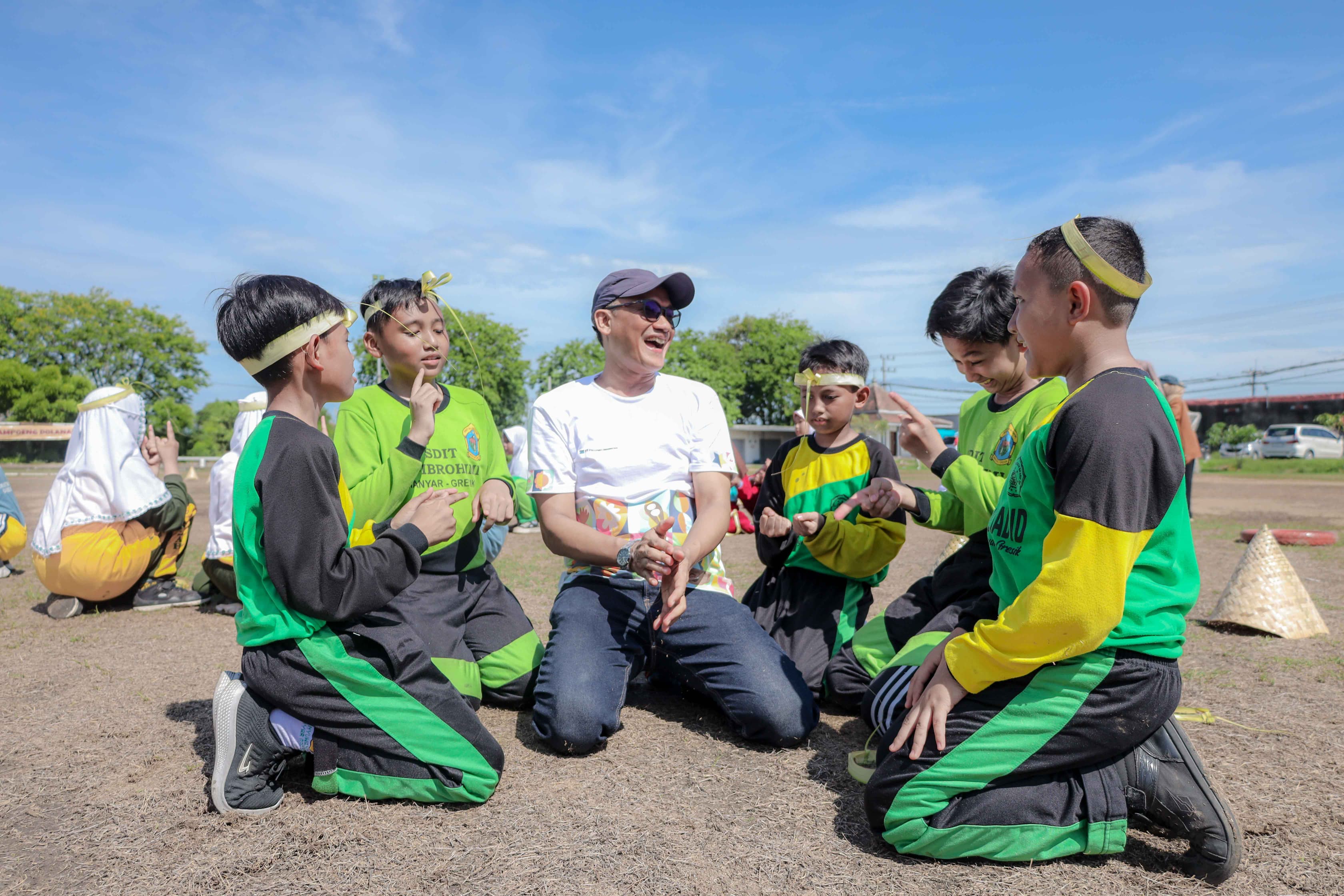 Ceria: Anak-anak diajak bermain permainan tradisional yang semakin jarang ditemukan oleh PT Freeport Indonesia.