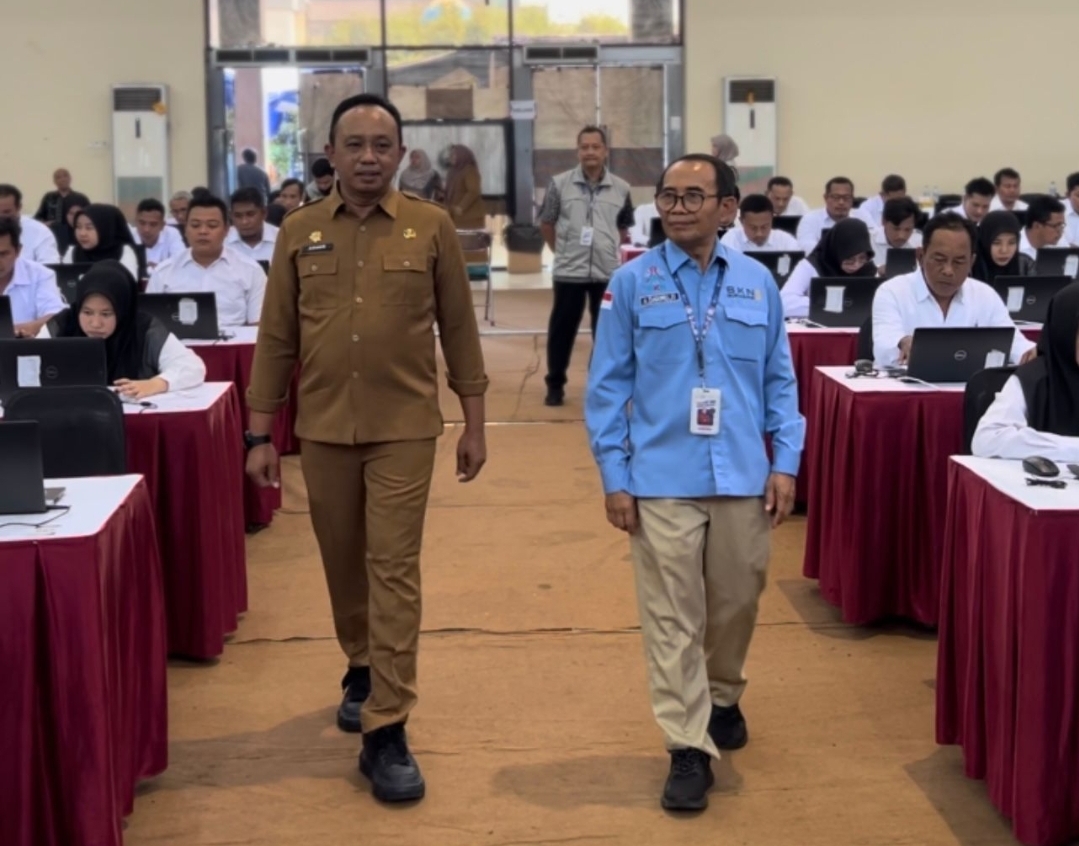 SELEKSI: Kepala BKPSDM Pemkab Gresik Agung Endro DS saat memantau langsung pelaksanaan seleksi kompetensi PPPK di Universitas PGRI Adi Buana, Surabaya.