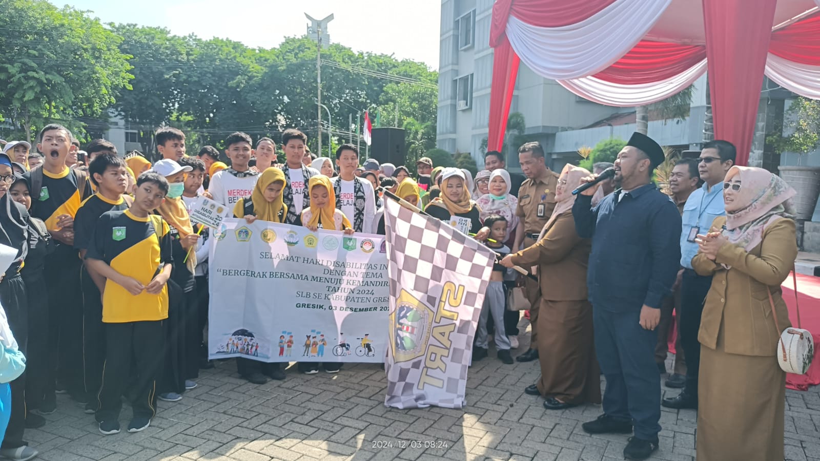 KOMPAK: Puluhan anak berkebutuhan khusus (ABK) dari delapan &nbsp;Sekolah Luar Biasa (SLB) se-Kabupaten Gresik hadir dalam kegiatan jalan sehat, Selasa (3/12) di halaman Pemkab Gresik.