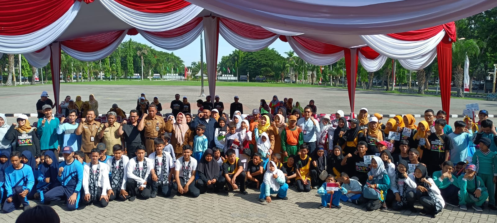 KOMPAK: Bupati Gresik Fandi Akhmad Yani dan stakeholder berfoto bersama di sela sela Peringatan Hari Disabilitas Internasional 2024 di Pemkab Gresik.