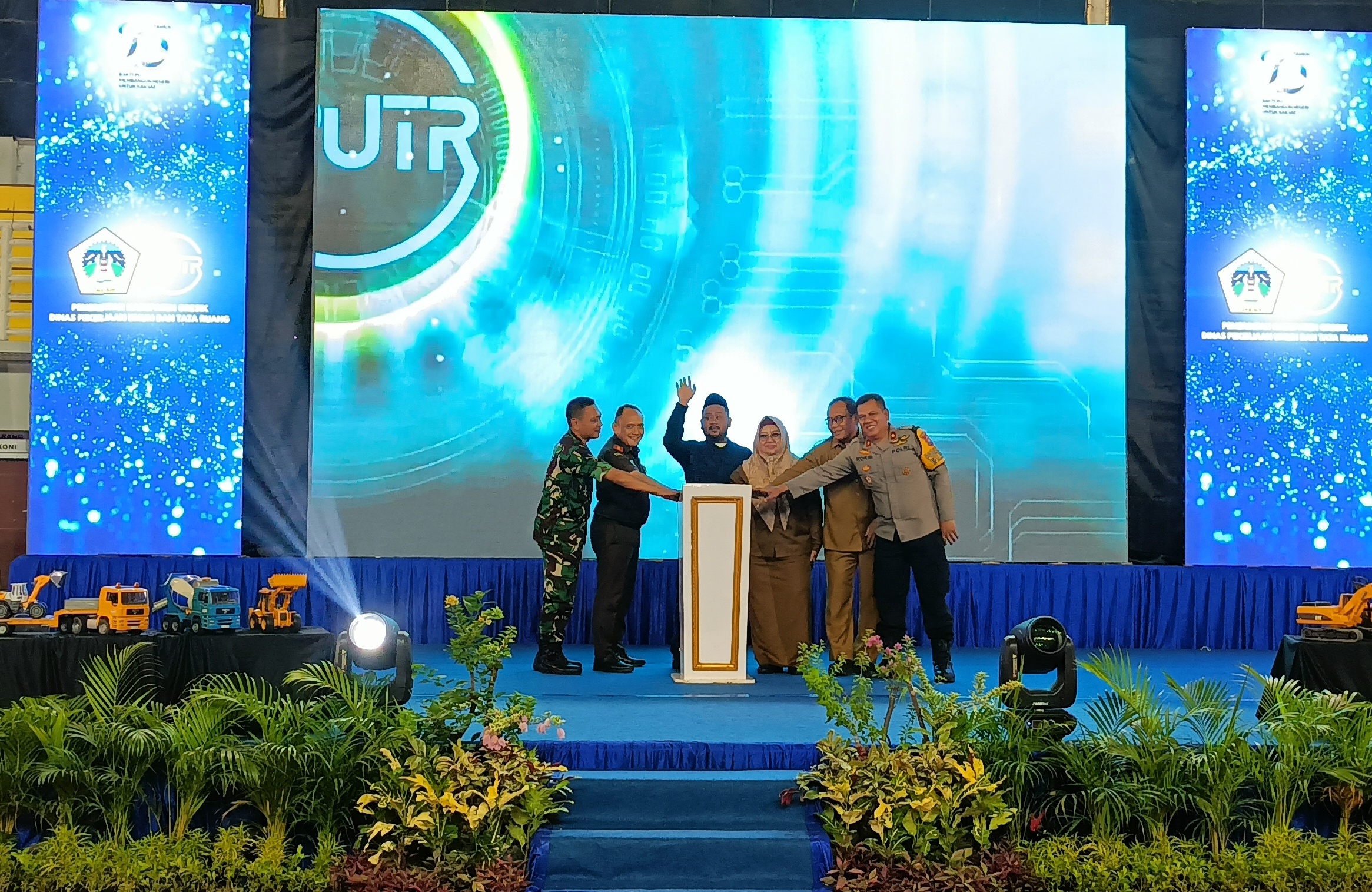 Bupati Gresik Fandi Akhmad Yani bersama perwakilan Forkopimba melaunching komunitas peduli infrastruktur.