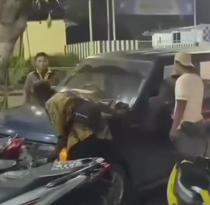 DIDUGA MENGANTUK : Sebuah motor panther warna biru tua menabrak area parkiran sebuah warung kopi Lik di perempatan Bunder tepatnya di Jalan Raya Dr. Wahidin Hudiroshusodo, Kecamatan Kebomas.