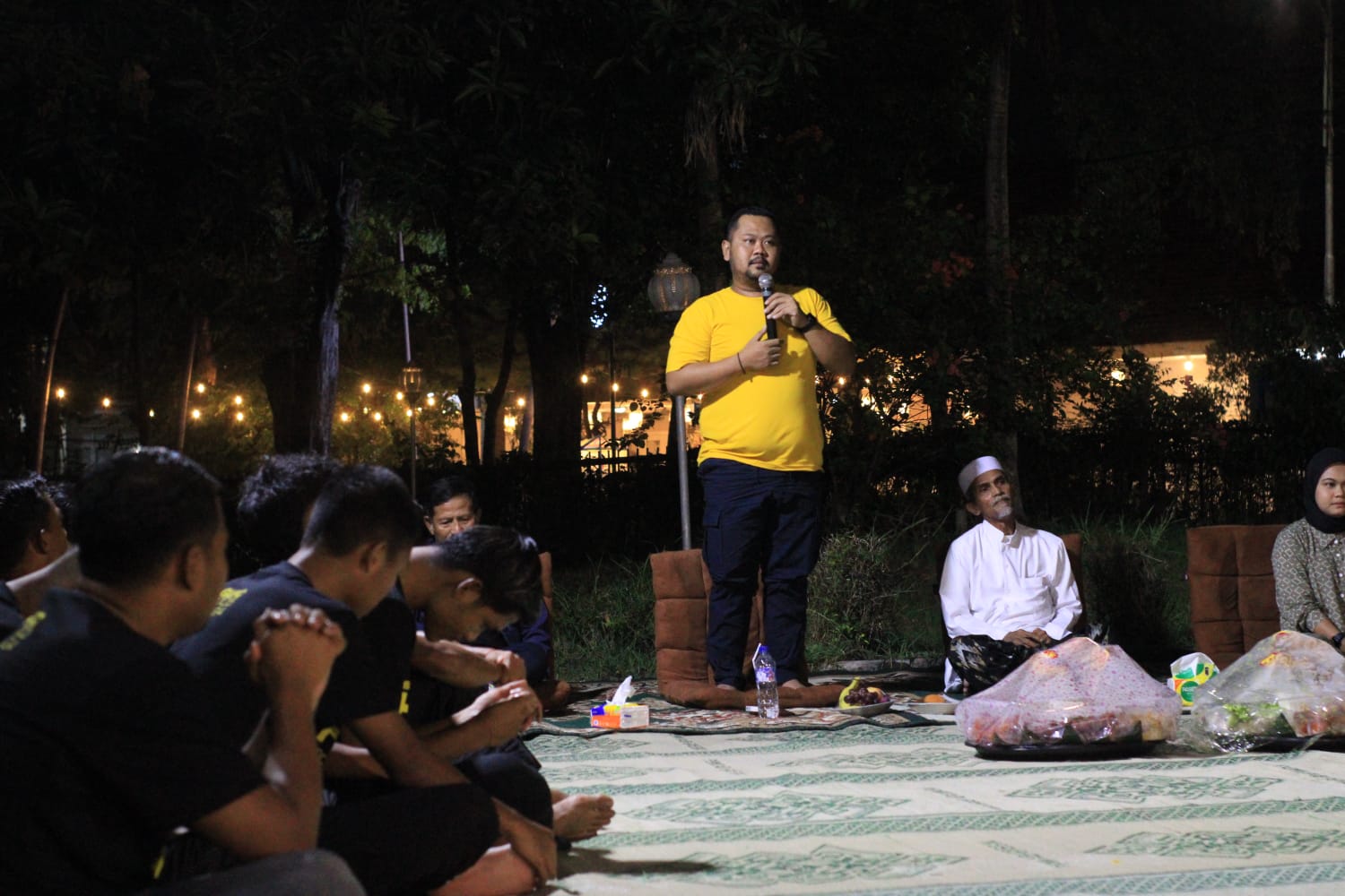 PESAN: Presiden Klub Fandi Akhmad Yani saat memberikan arahan terhadap suporter Gresik United atau Ultras Gresik agar tidak berbuat anarki dalam setiap mendukung timnya saat tasyakuran HUT Gresik