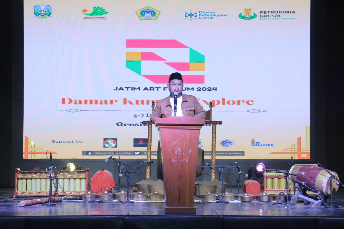 SAMBUTAN: Bupati Gresik Fandi Akhmad memberikan sambutan saat Jawa Timur Art Forum (JAF) 2024.