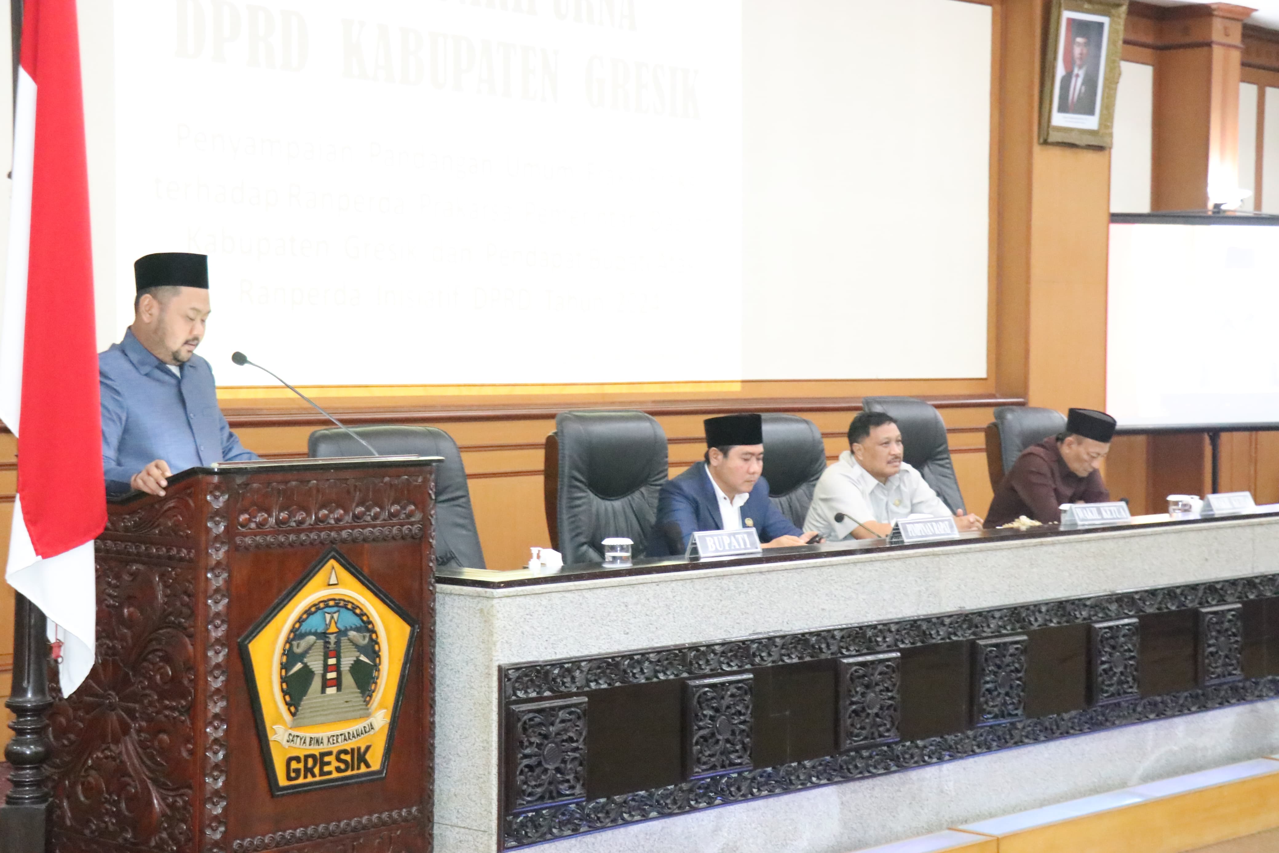 SEPAKAT: Bupati Gresik Fandi Akhmad Yani saat memberikan pendapatnya terhadap ranperda inisiatif DPRD.