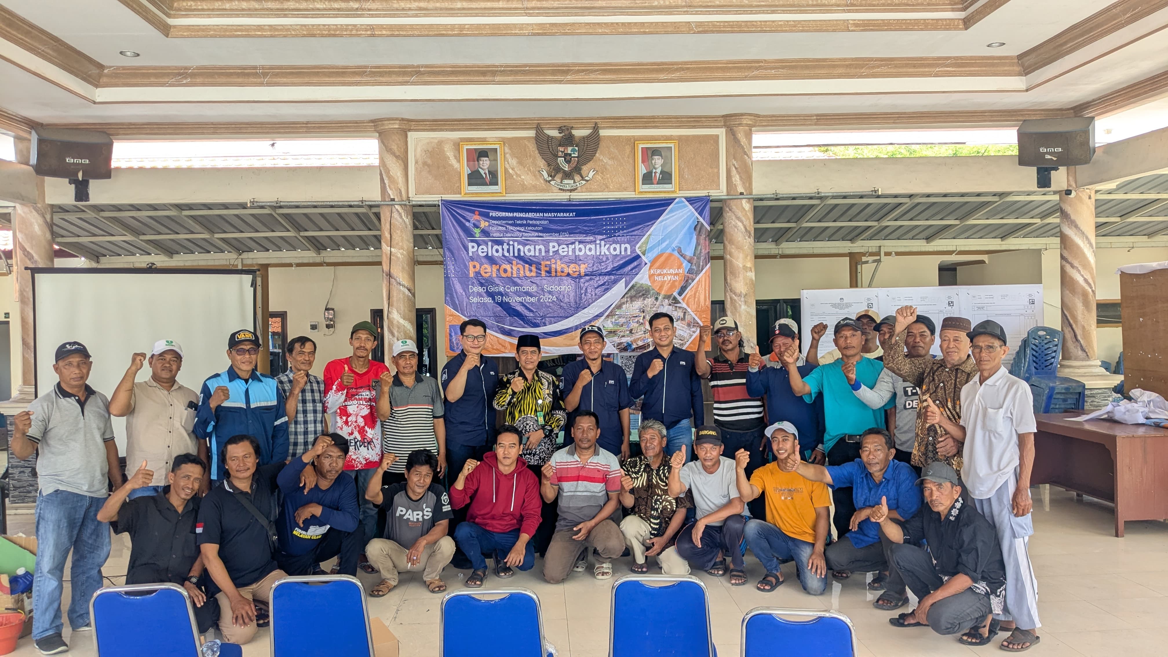 ABMAS: Dosen Departemen Perkapalan ITS berfoto bersama perangkat Desa Gisik Cemandi, Sidoarjo memberikan pelatihan kepada Nelayan.