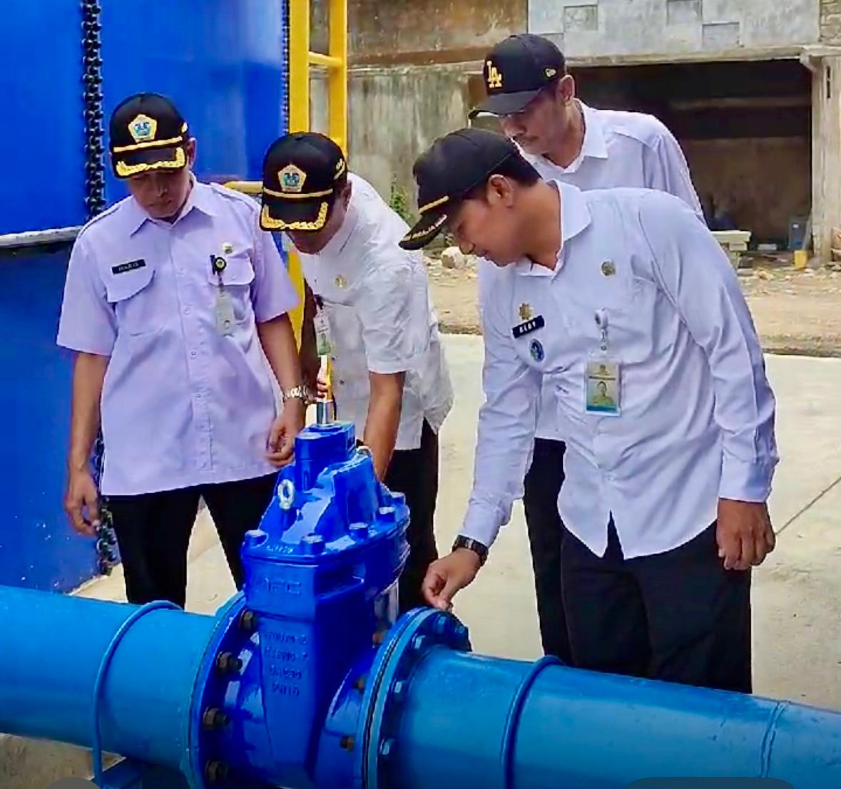 PANTAU: Camat Duduksampeyan mendampingi Direktur Teknik PDAM monitoring pekerjaan pembangunan reservoir yang merupakan perwujudan Program Nawakarsa Gresik Mapan Gus Yani dan Bu Min.