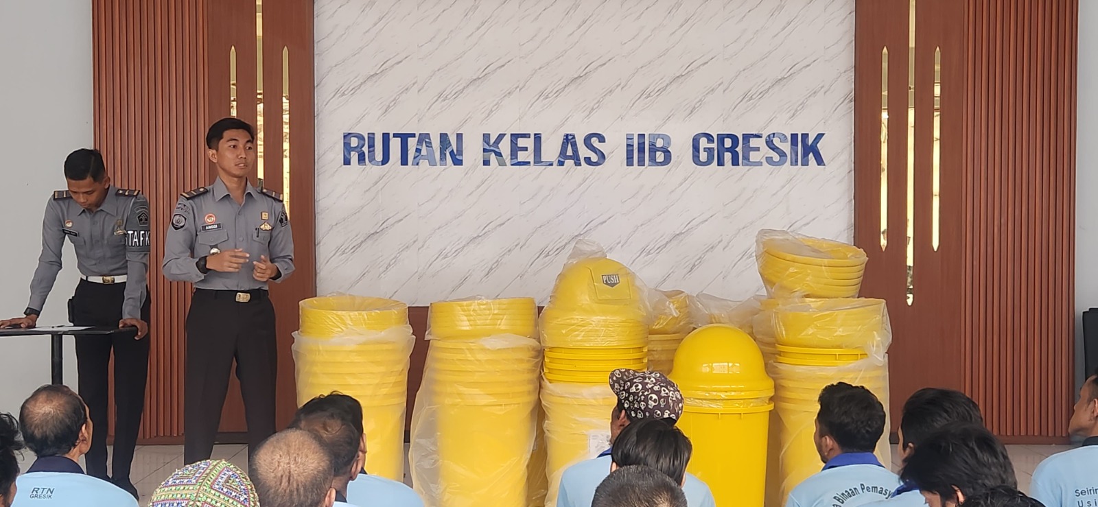 PEDULI LINGKUNGAN: Kepala Sub Seksi Pelayanan Tahanan, Anggi Fauzi saat memberikan bak sampah terhadap warga binaan untuk sama - sama menjaga kebersihan lingkungan di blok hunian maupun di area Rutan