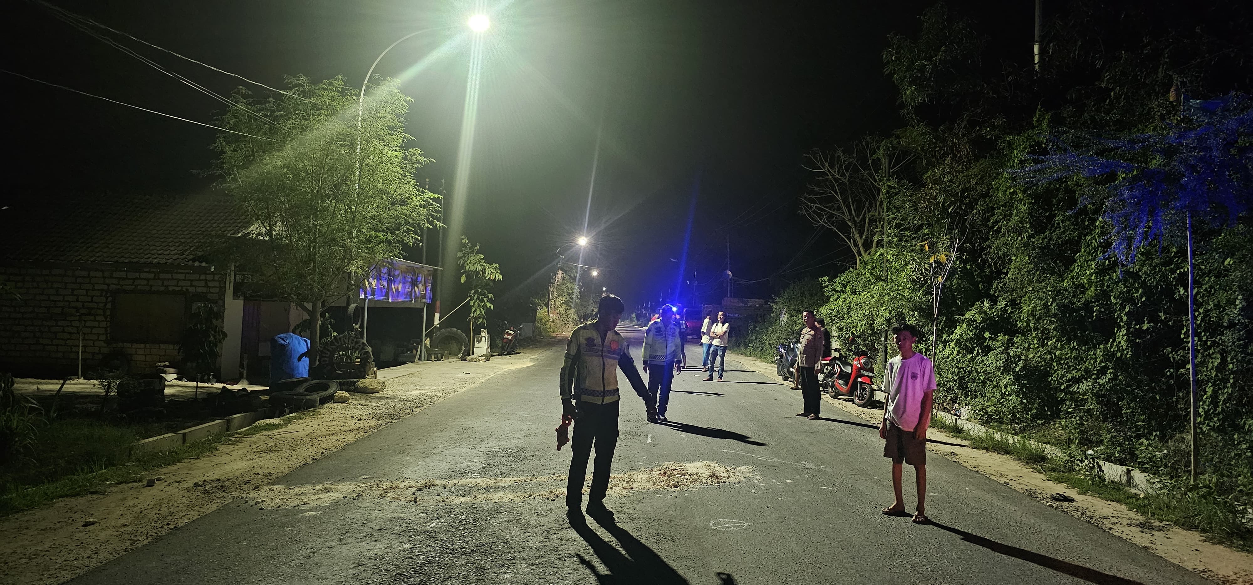 OLAH TKP: Anggota Unit Laka Satlantas Polres Gresik saat melakukan olah TKP kecelakaan di di Jalan Raya Desa Gosari, Kecamatan Ujungpangkah, Kabupaten Gresik.