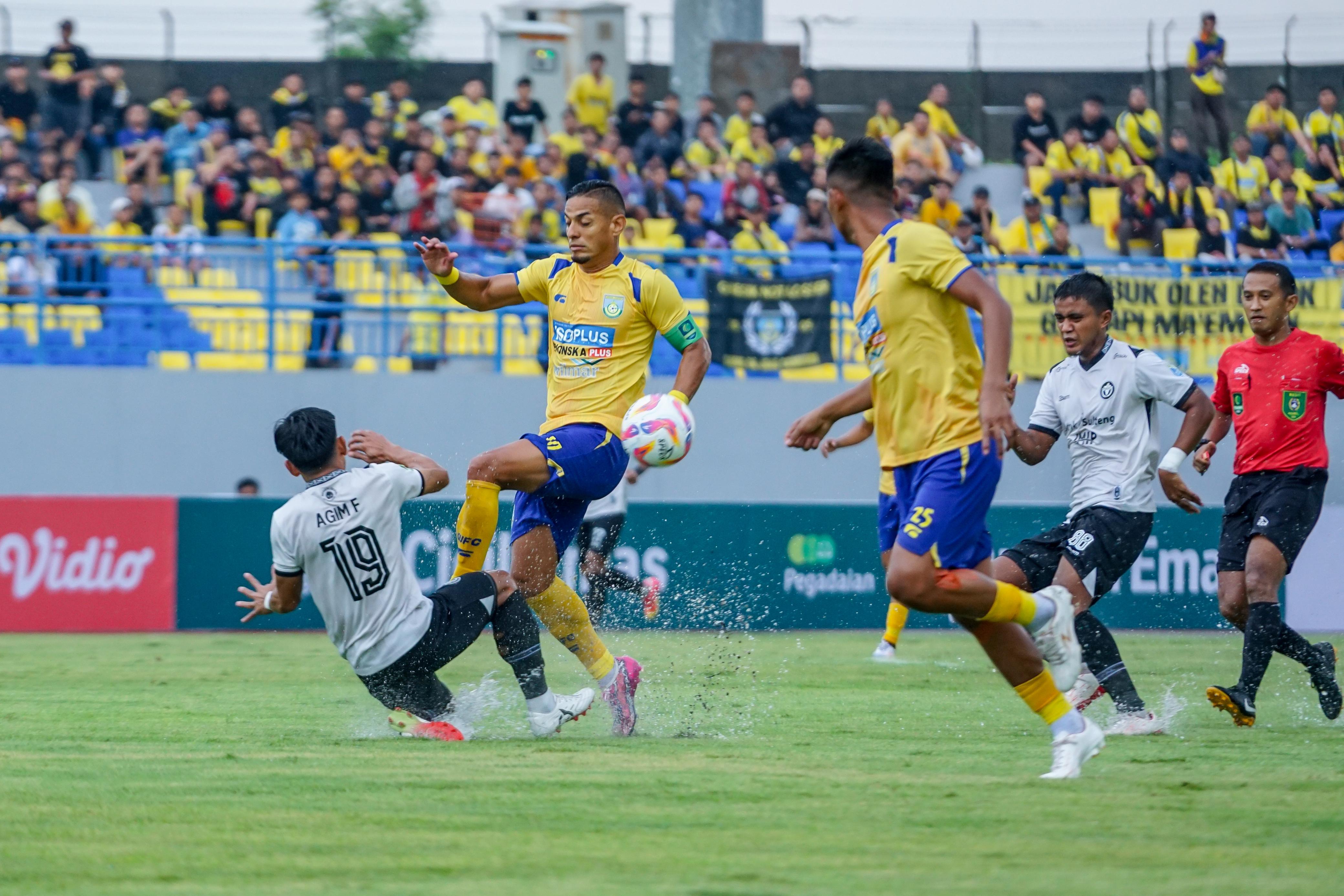 BEREBUT BOLA : Pemain Gresik United berebut bola dengan pemain Persipal Palu saat bertanding di Stadion Gresik Samudro dengan skor 3-2, dimenagkan Gresik United.