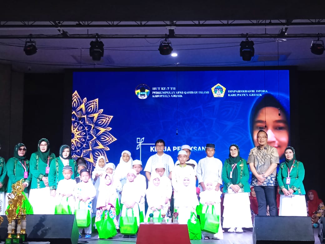PEDULIl: Perkumpulan Seni Qasidah Islami (PASQI) Gresik memberikan santunan kepada anak yatim piatu saat kegiatan Festival Qasidah Gambus 2024 di Gedung Nasional Indonesia (GNI), Minggu (8/12).