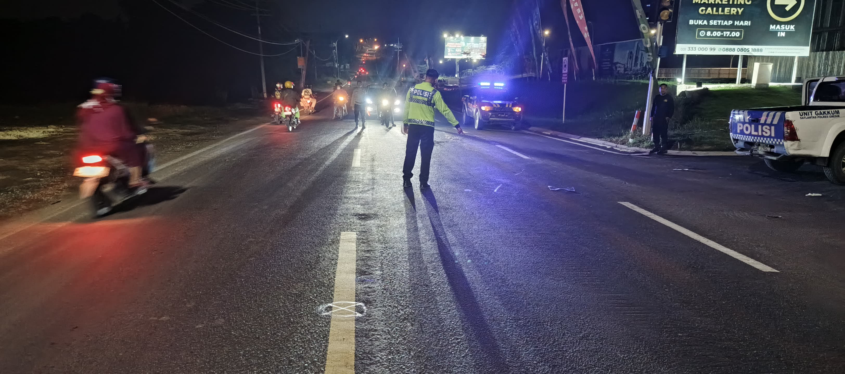 OLAH TKP : Anggota Unit Laka Satlantas Polres Gresik saat melakukan olah TKP kecelakaan di di Jalan Raya Desa Kedamean, Kecamatan Kedamean, Kabupaten Gresik.