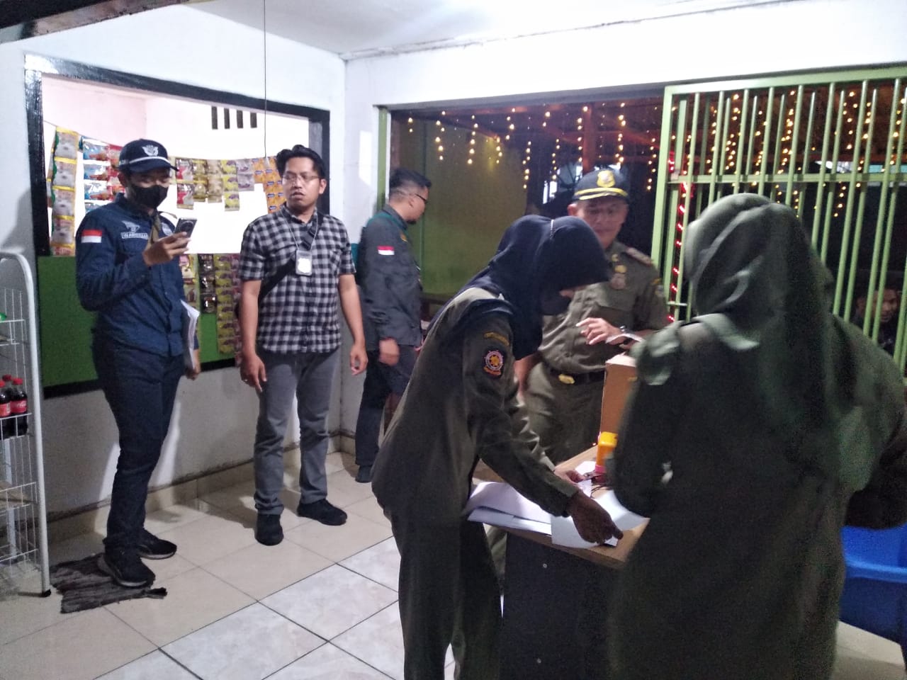 RAZIA : Anggota Satpol PP Kabupaten Gresik saat melakukan razia miras di warkop dan cafe yang berada di Pulau Bawean, Gresik.