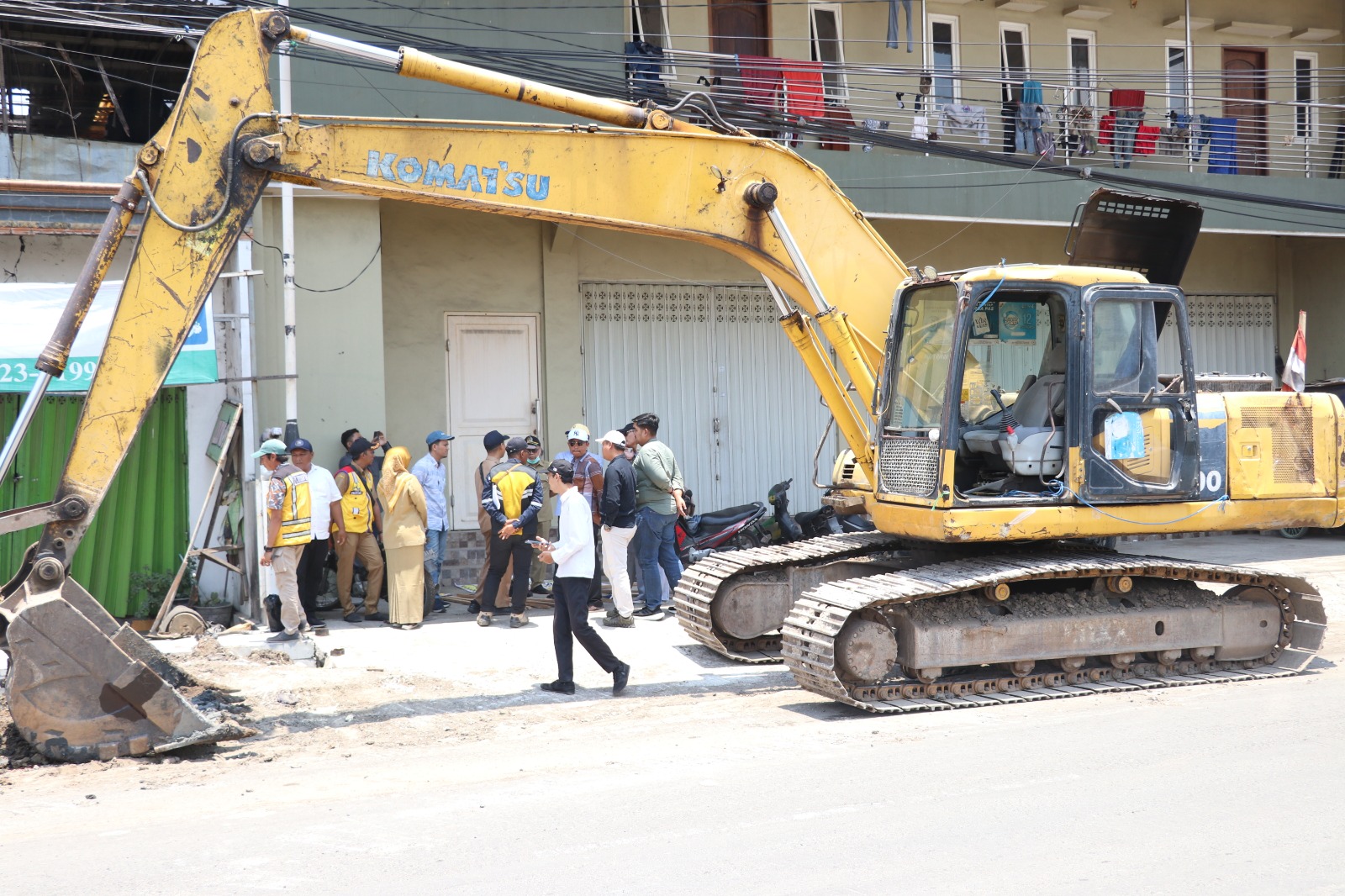 MEMANTAU: Komisi III DPRD Gresik saat memantau progres Jalan Bringkang-Menganti beberapa waktu lalu.
