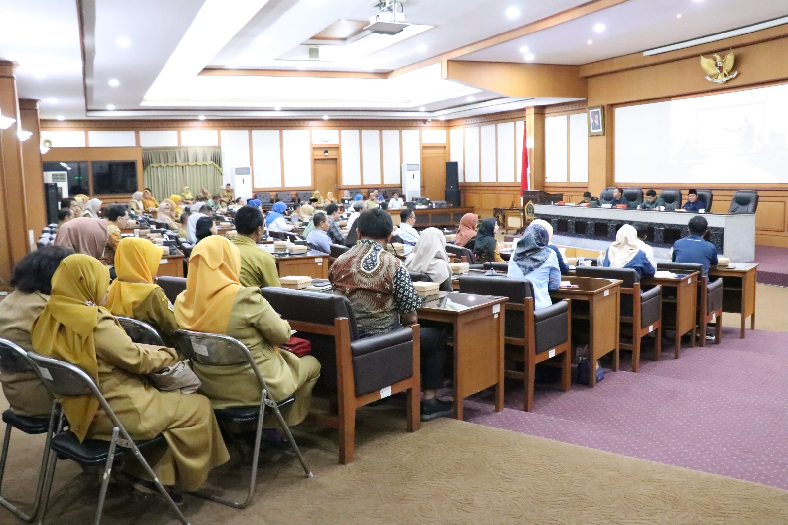 HEARING: Komisi IV DPRD Gresik memanggil sejumlah pihak terkait polemik 144 penyakit tidak bisa langsung dirujuk ke Rumah Sakit.