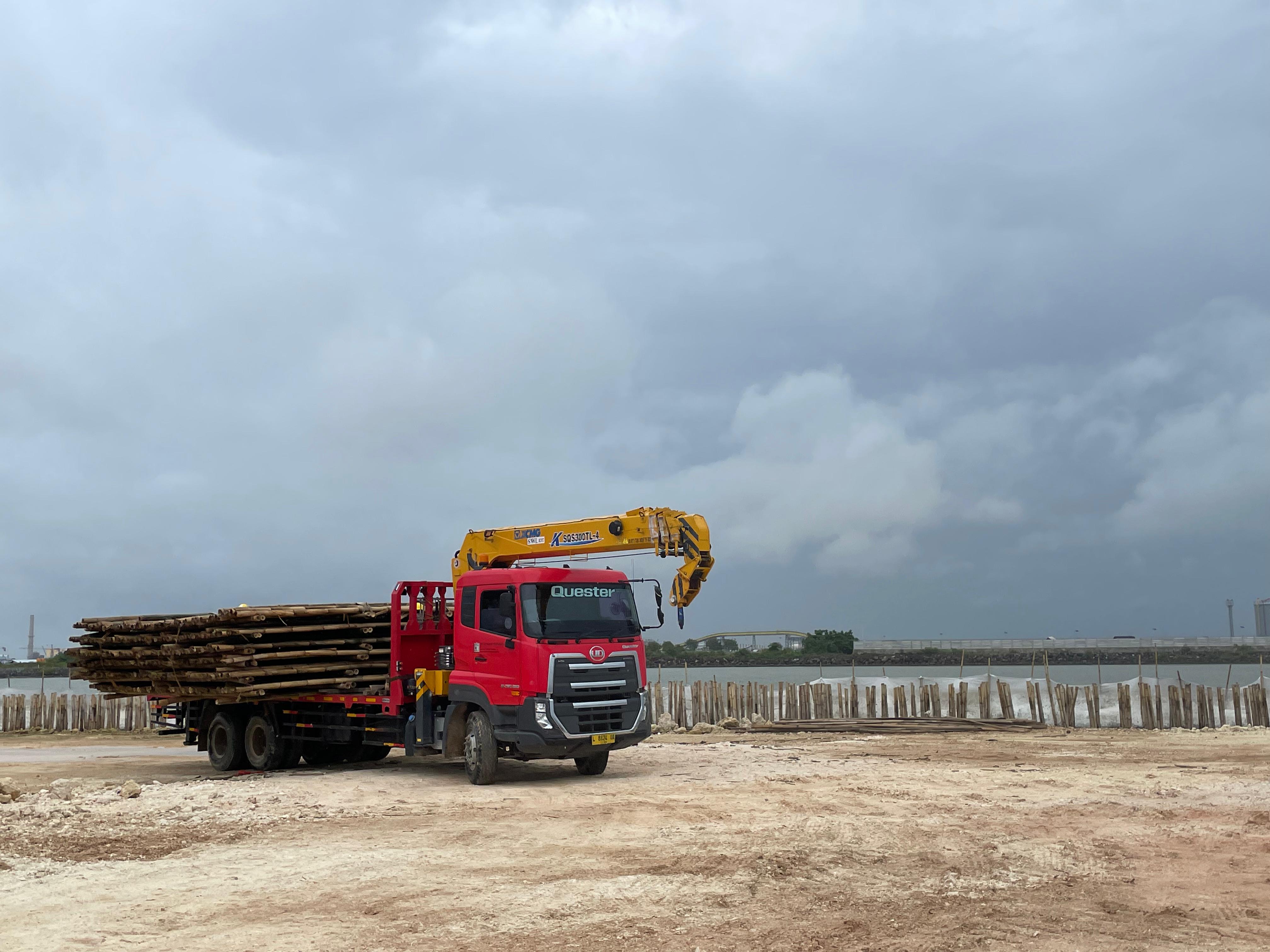 Kondisi pelabuhan JIIPE Gresik yang alami angin karena musim hujan
