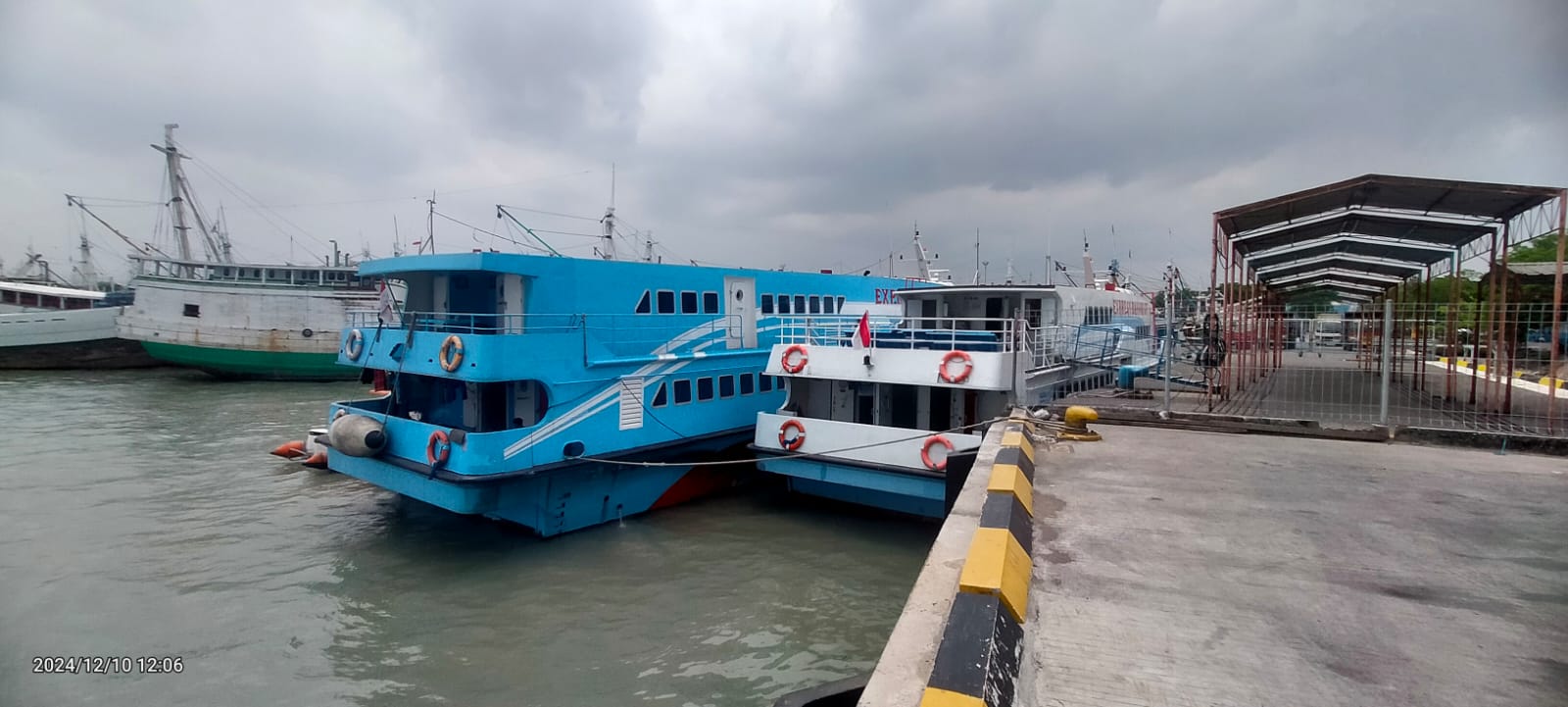 SANDAR: Kapal Cepat Bahari Ekspres terlihat sandar di Pelabuhan Gresik