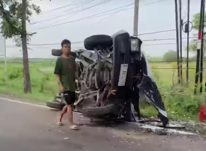 Mobil terbalik setelah alami kecelakaan di Gresik