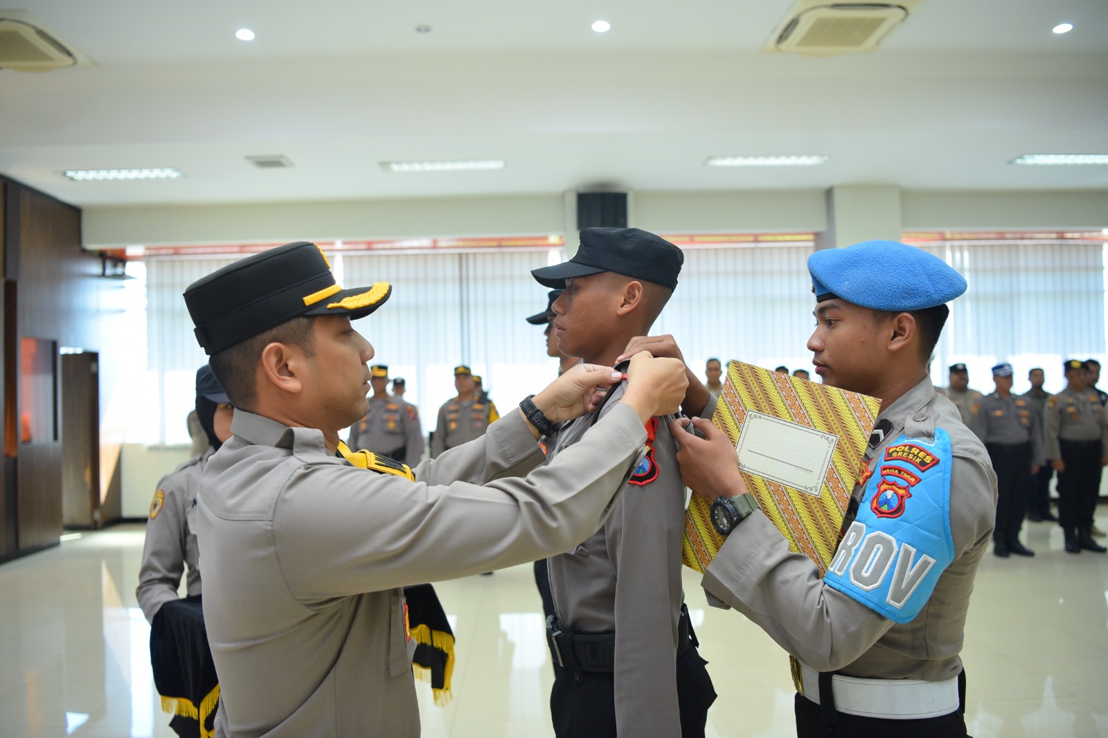 PENUTUPAN : Wakapolres Gresik, Kompol Danu Anindhito Kuncoro Putro saat memimpin upacara penutupan pelatihan Bintara Polri gelombang II tahun 2024 di Mapolres Gresik.