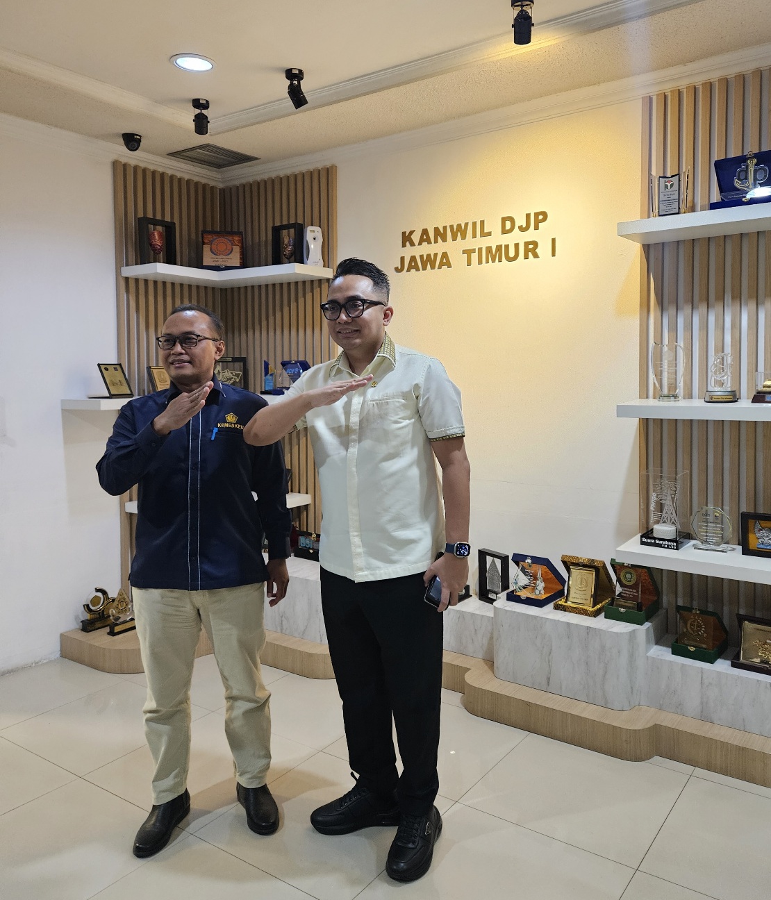 Apresiasi : Anggota DPR RI Komisi XI, Jiddan (kanan) apresiasi kinerja kanwil DJP dalam merealisasikan target penerimaan pajak.