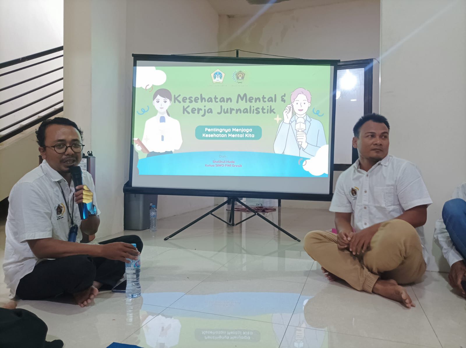 DISKUSI: PWI Gresik saat menggelar diskusi bersama Dinkes untuk mencegah wartawan alami masalah kesehatan mental.