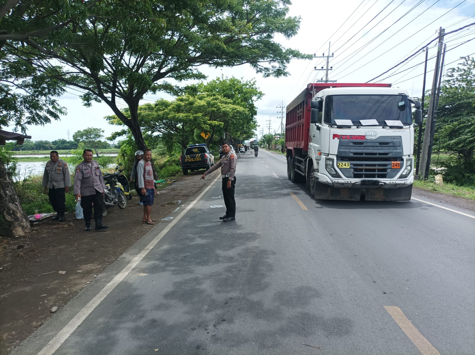OLAH TKP : Anggota Unit Laka Satlantas Polres Gresik saat melakukan olah TKP kecelakaan di Jalan Raya Desa Semampir, Kecamatan Cerme Gresik.