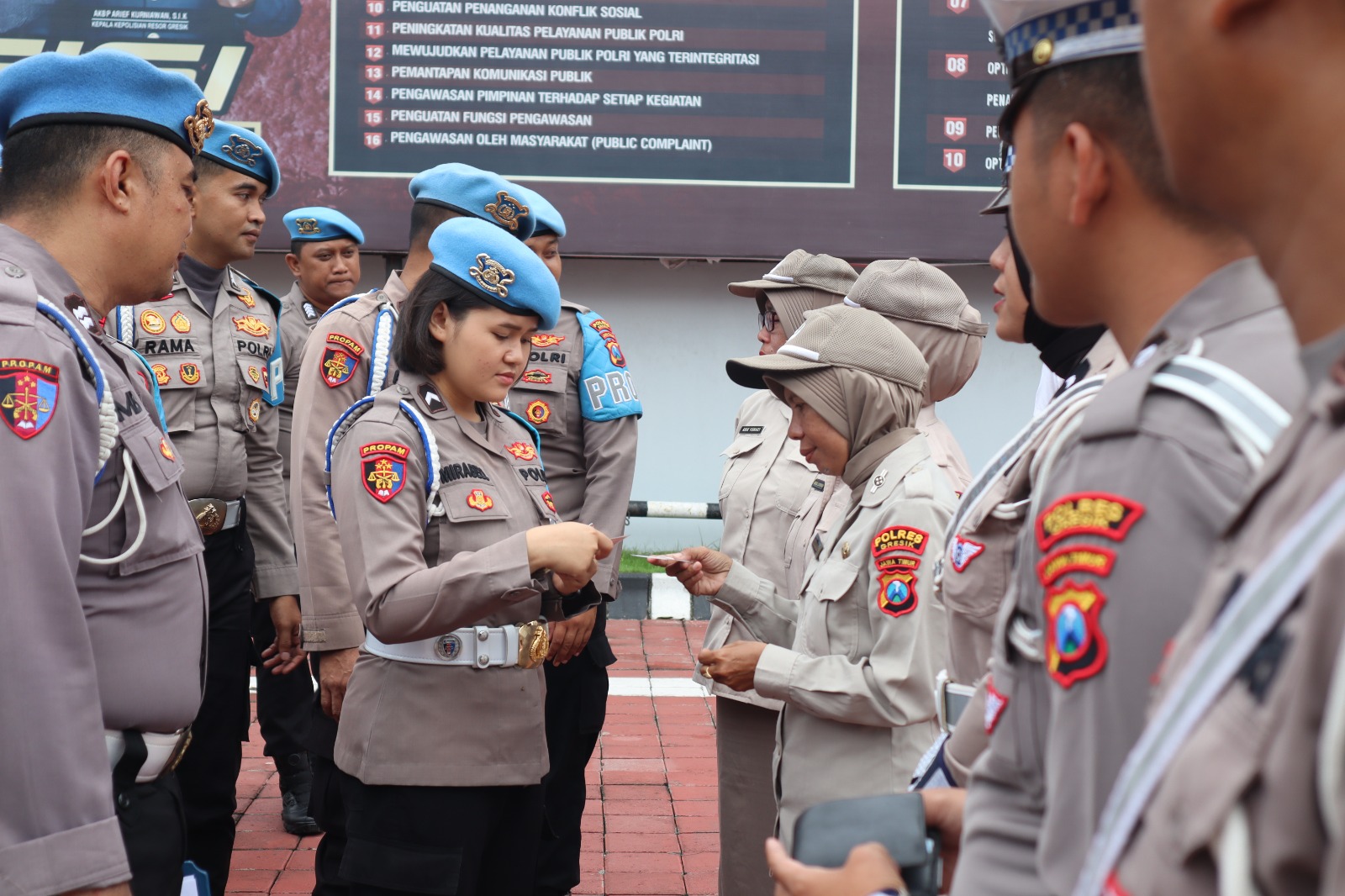 PEMERIKSAAN KENDARAAN : Anggota Propam Polres Gresik saat melakukan pengecekan kelengkapan kendaraan pribadi anggota Polres Gresik.