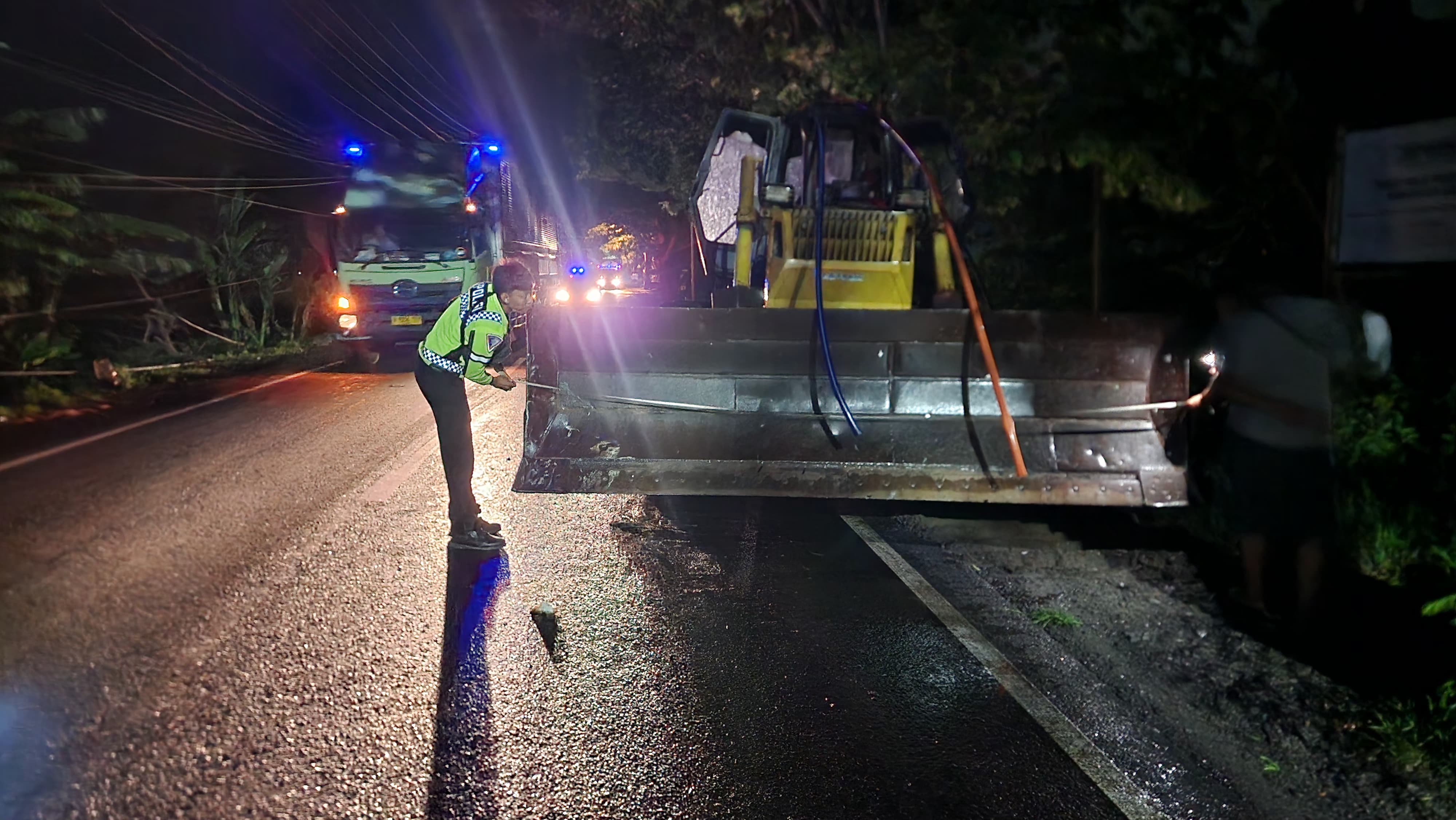 OLAH TKP: Anggota Unit Laka Satlantas Polres Gresik saat melakukan olah TKP di Jalan Raya Desa Semampir, Kecamatan Cerme, Gresik.